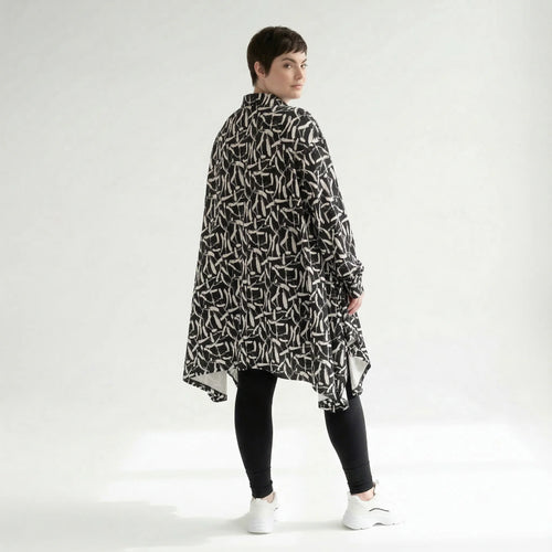 Ausgefallene Oversize Jacke in A-Form aus stretchig weichem Material im Lagenlook, Schwarz/Weiß