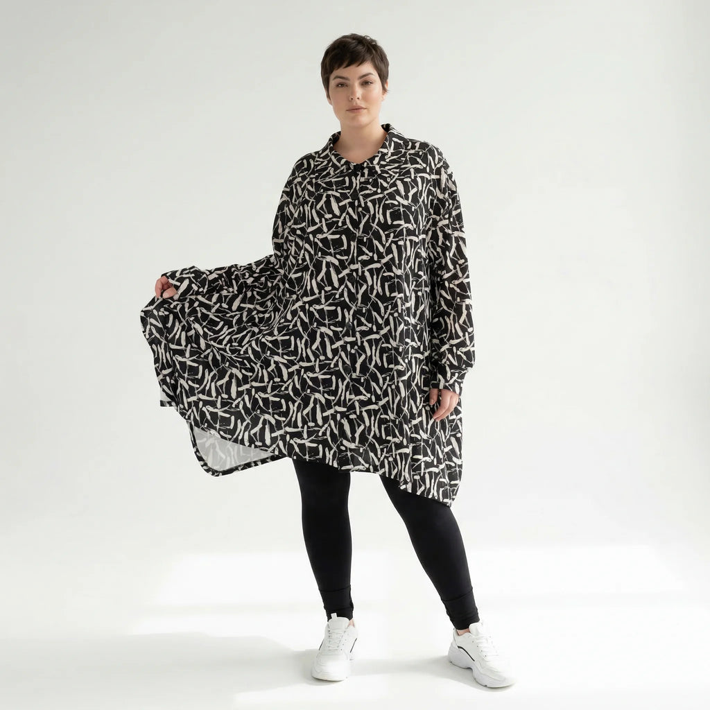 Ausgefallene Oversize Jacke in A-Form aus stretchig weichem Material im Lagenlook, Schwarz/Weiß