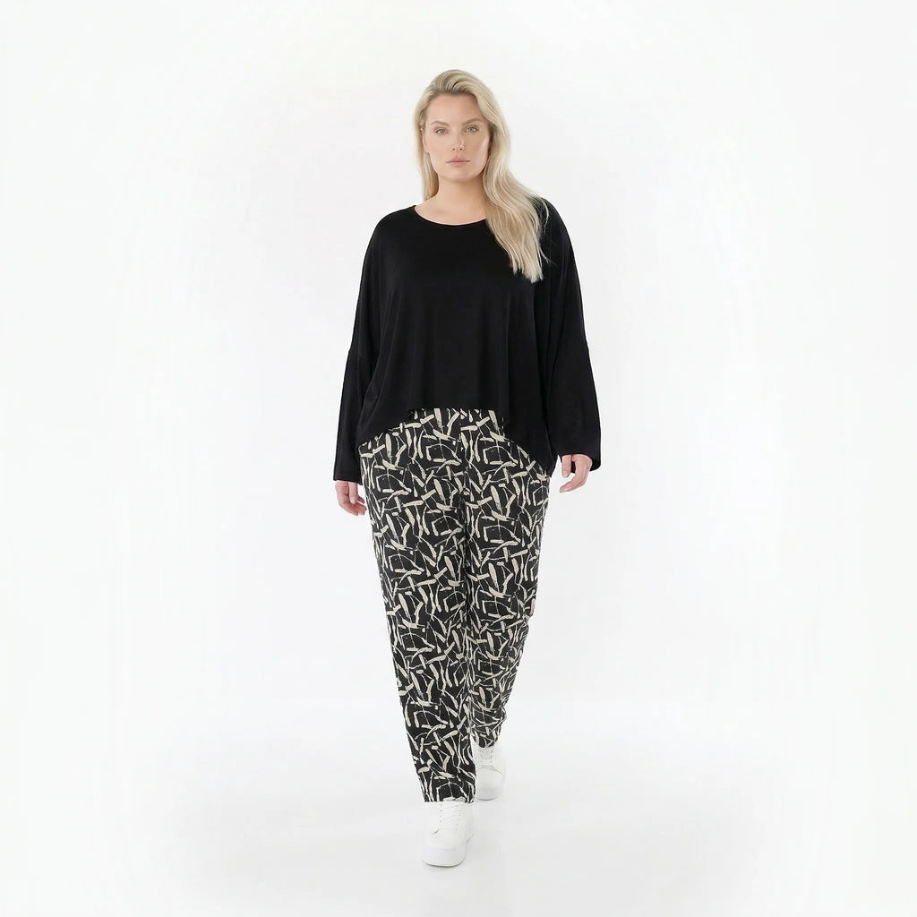 Ausgefallene Karottenhose im Lagenlook mit stretchigem, fein glattem Charakter, Pinselstrich-Muster, Schwarz/Weiß