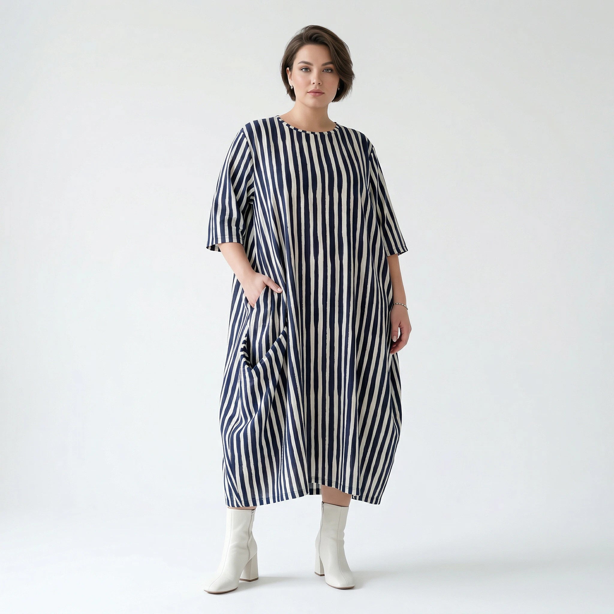 Emotionaler Lagenlook im ausgefallenen Oversize Ballon Kleid aus luftigem Baumwollmix, Marine/Weiß