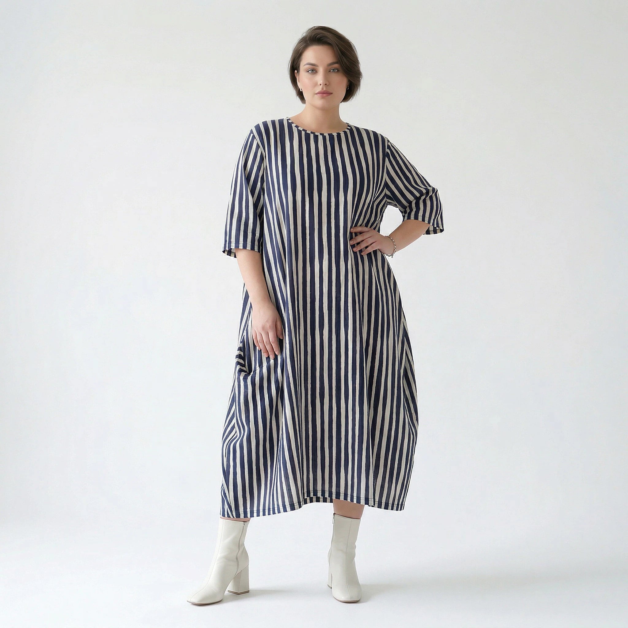 Emotionaler Lagenlook im ausgefallenen Oversize Ballon Kleid aus luftigem Baumwollmix, Marine/Weiß