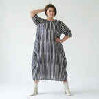 Emotionaler Lagenlook im ausgefallenen Oversize Ballon Kleid aus luftigem Baumwollmix, Marine/Weiß