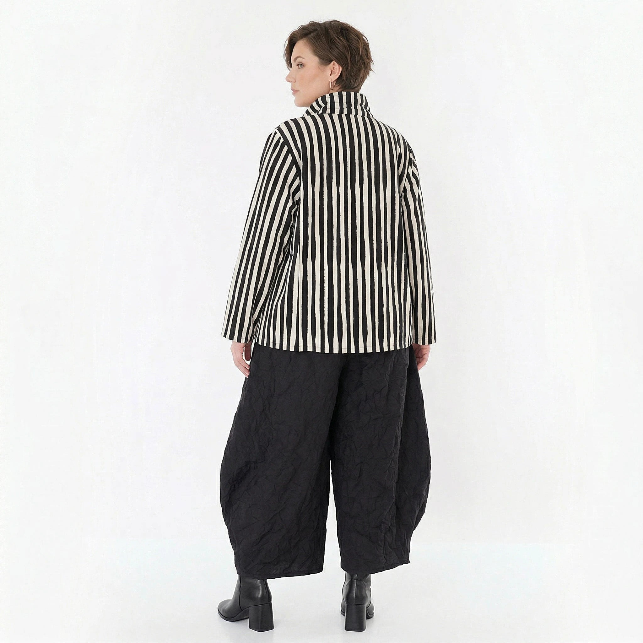 Luftige Oversize Lagenlook Jacke mit Stehkragen und ausgefallenen Blockstreifen, Schwarz/Weiß
