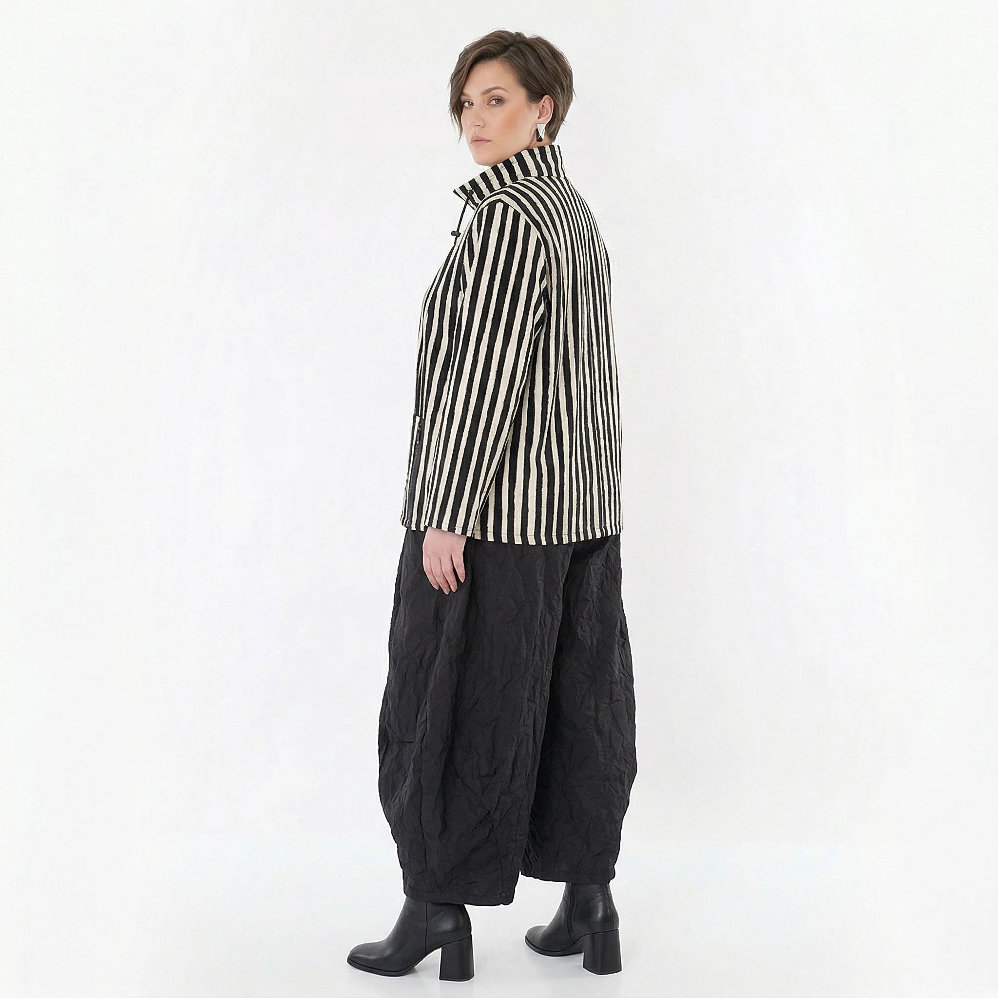 Luftige Oversize Lagenlook Jacke mit Stehkragen und ausgefallenen Blockstreifen, Schwarz/Weiß
