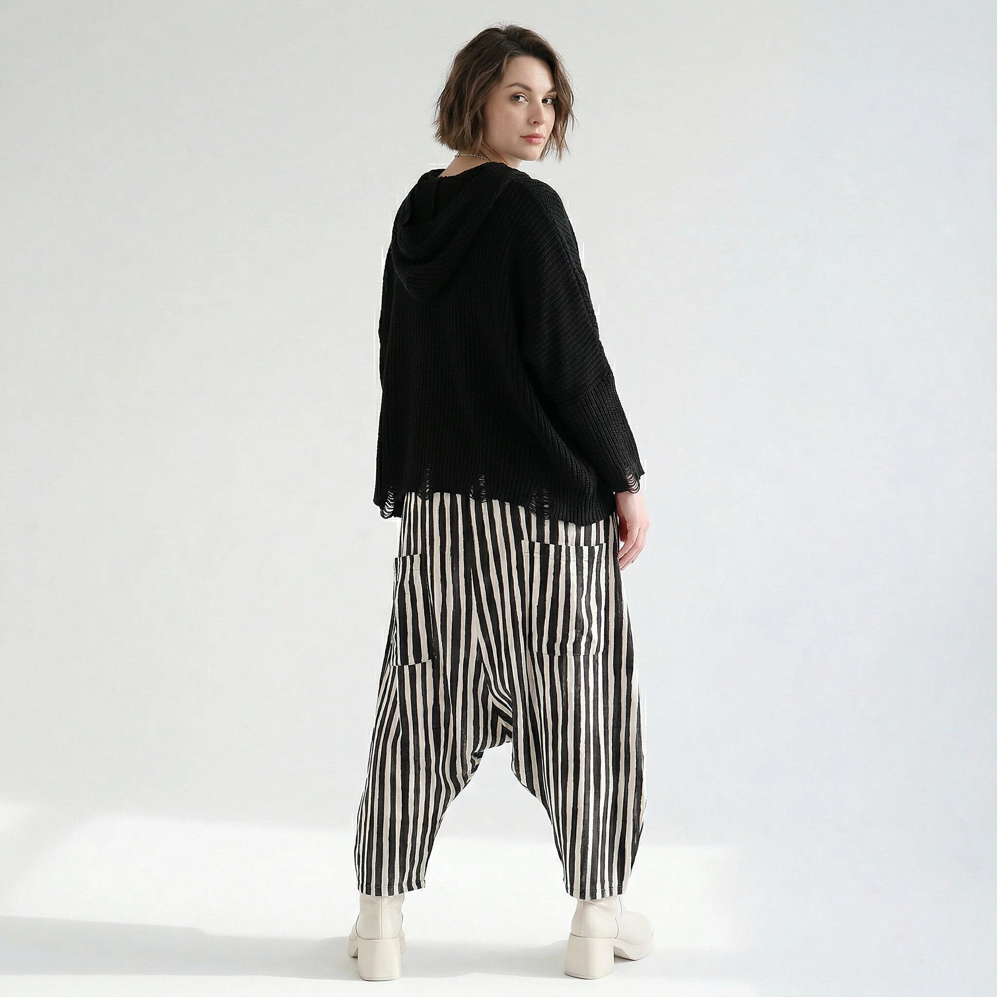 Luftige Haremhose mit tiefem Schritt, ausgefallenem Lagenlook und Blockstreifen, Schwarz/Weiß