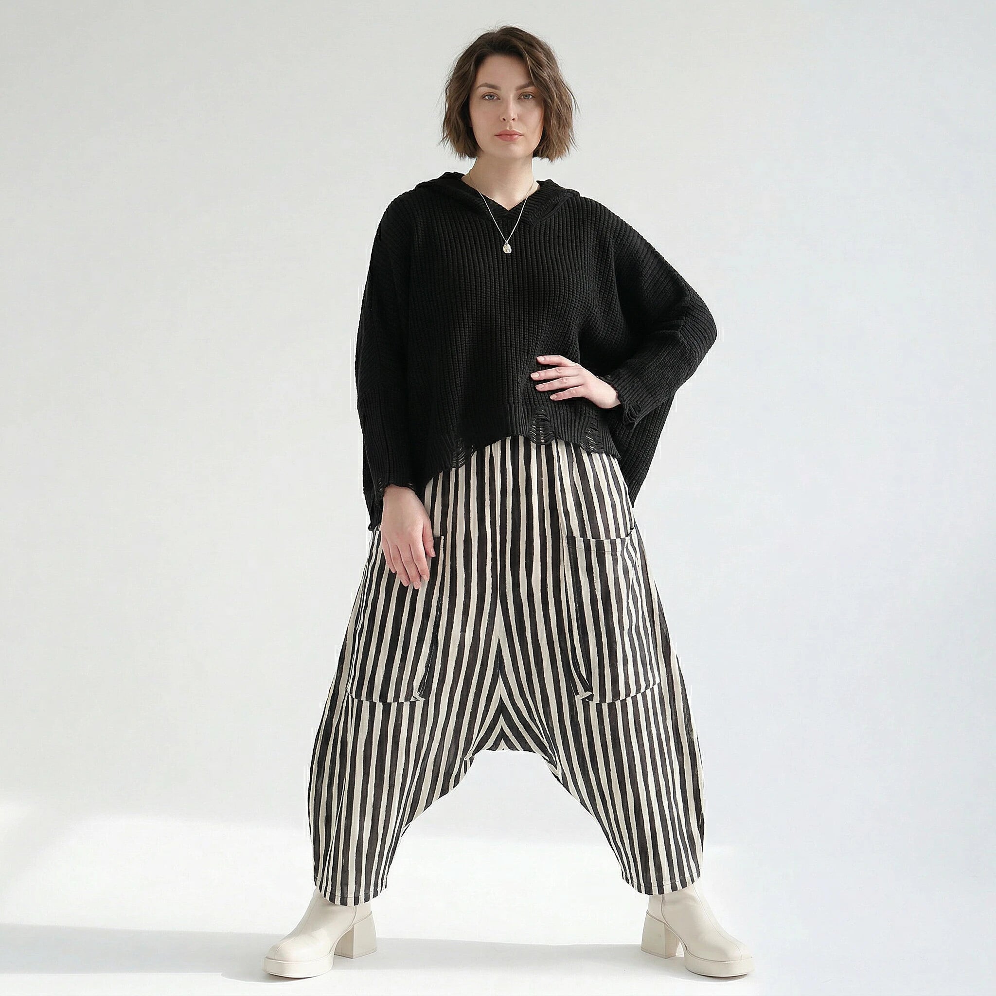 Luftige Haremhose mit tiefem Schritt, ausgefallenem Lagenlook und Blockstreifen, Schwarz/Weiß