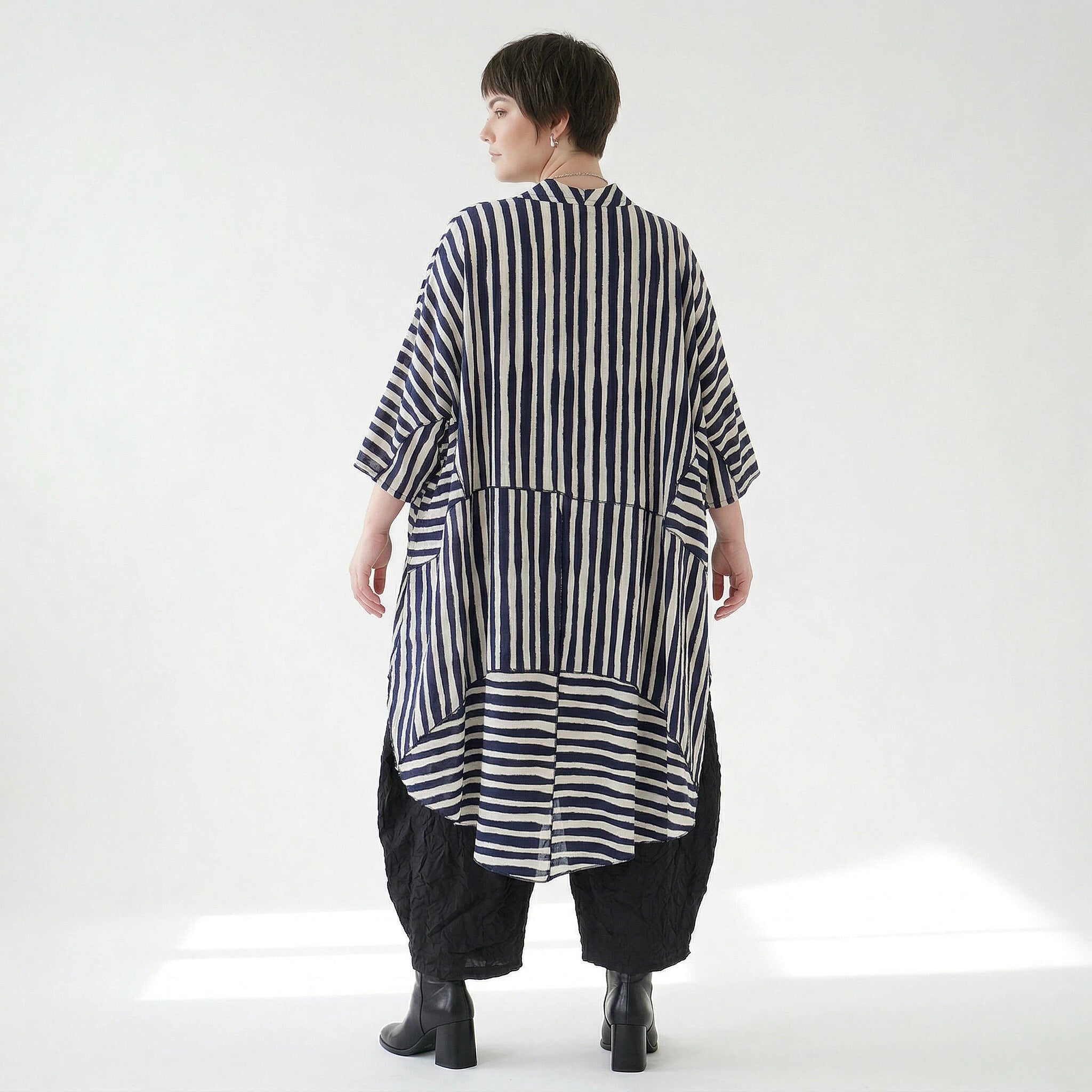 Zeitlos ausgefallener A-Form Mantel mit luftig leichtem Lagenlook und Blockstreifen Design, Marine/Weiß