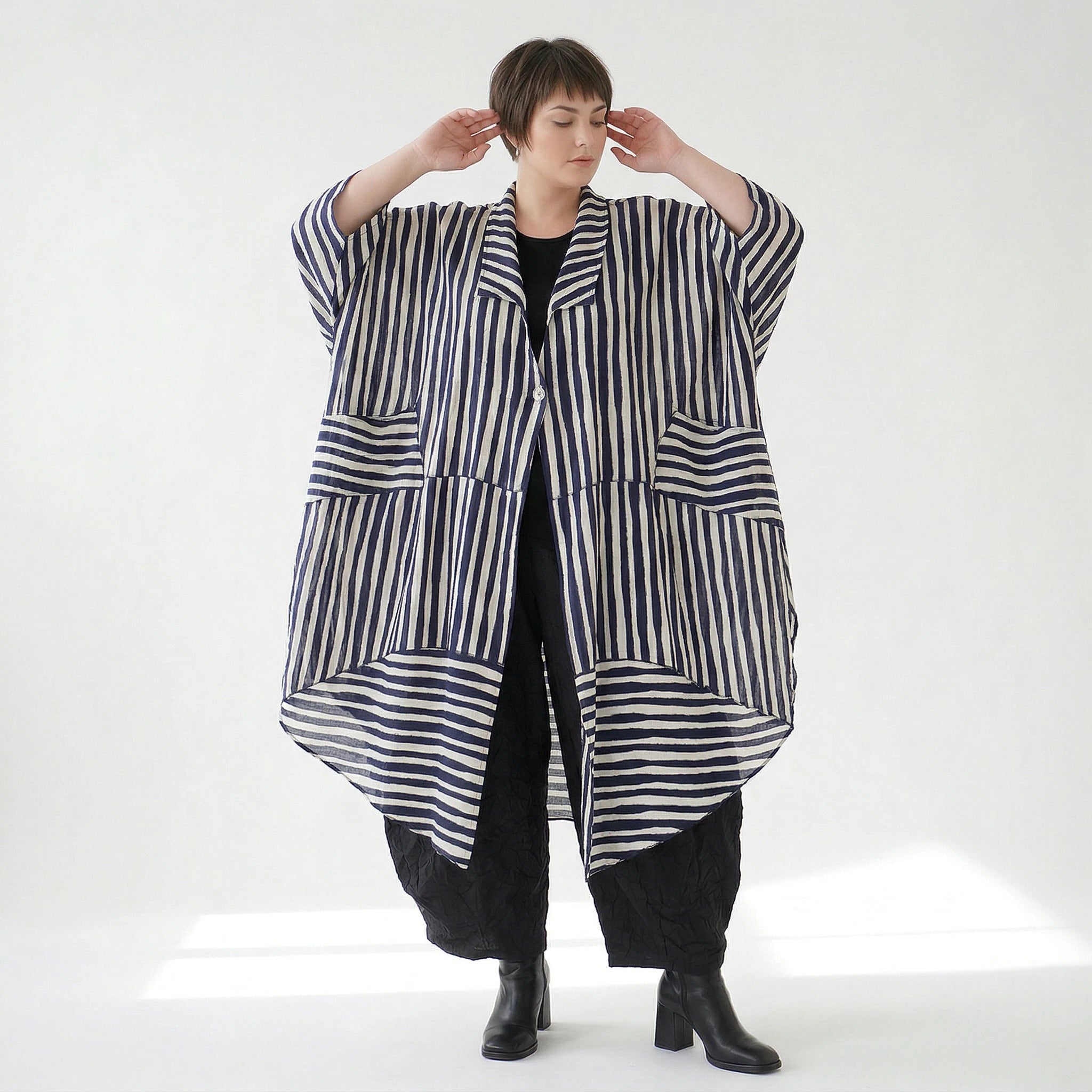 Zeitlos ausgefallener A-Form Mantel mit luftig leichtem Lagenlook und Blockstreifen Design, Marine/Weiß