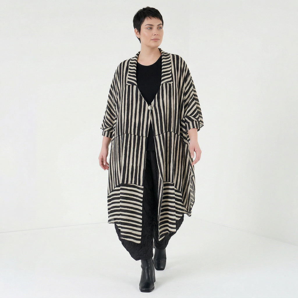 Luftig-leichter Lagenlook Mantel in modischer A-Form aus Baumwolle Viskose mit Blockstreifen, Schwarz/Weiß