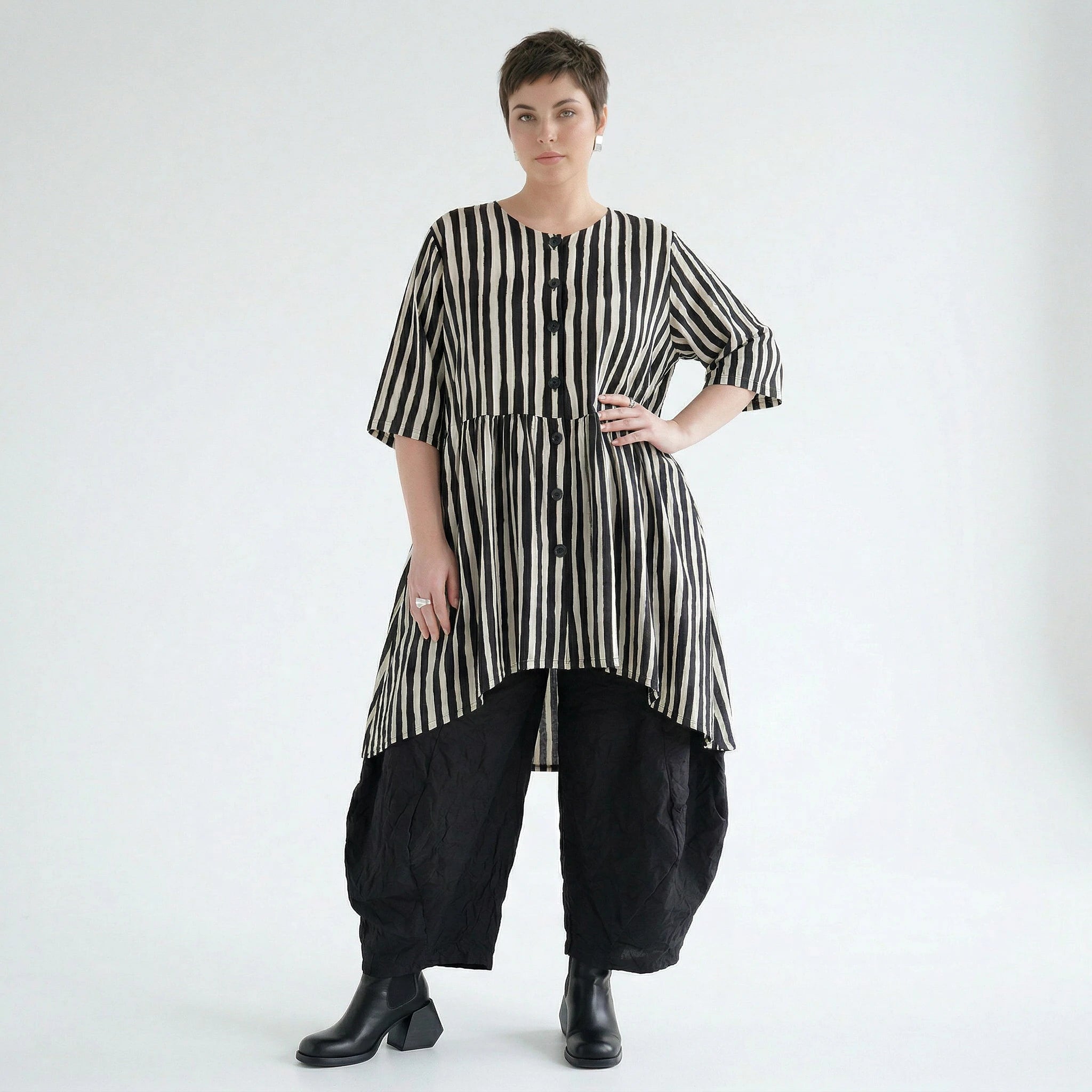 Luftig leichte Oversize Bluse in A-Form mit ausgefallenem Lagenlook und Blockstreifen, Schwarz/Weiß