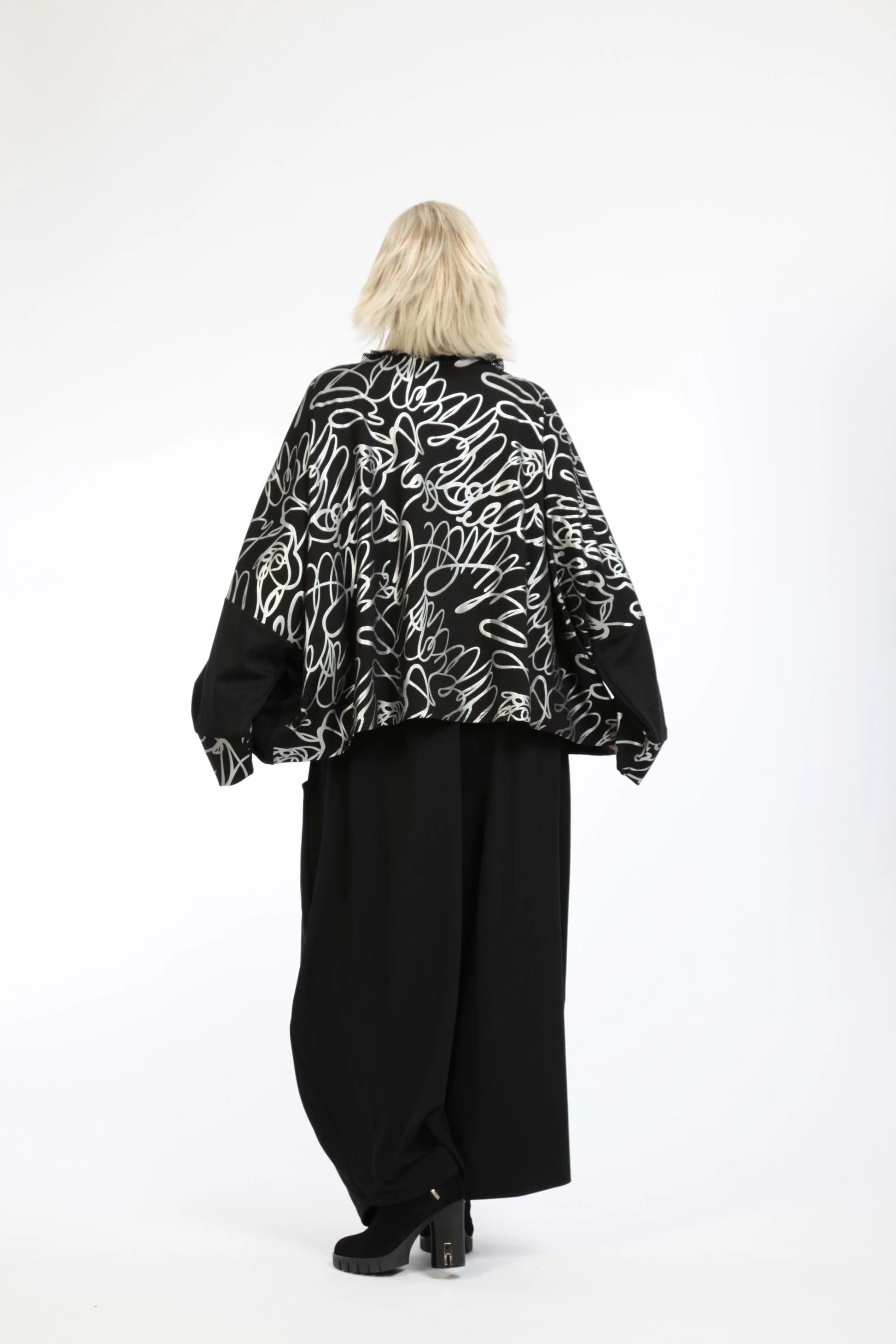  Oversize Jacke im Pinselstrich-Print in Schwarz-Silber mit V-Ausschnitt und eleganten Details