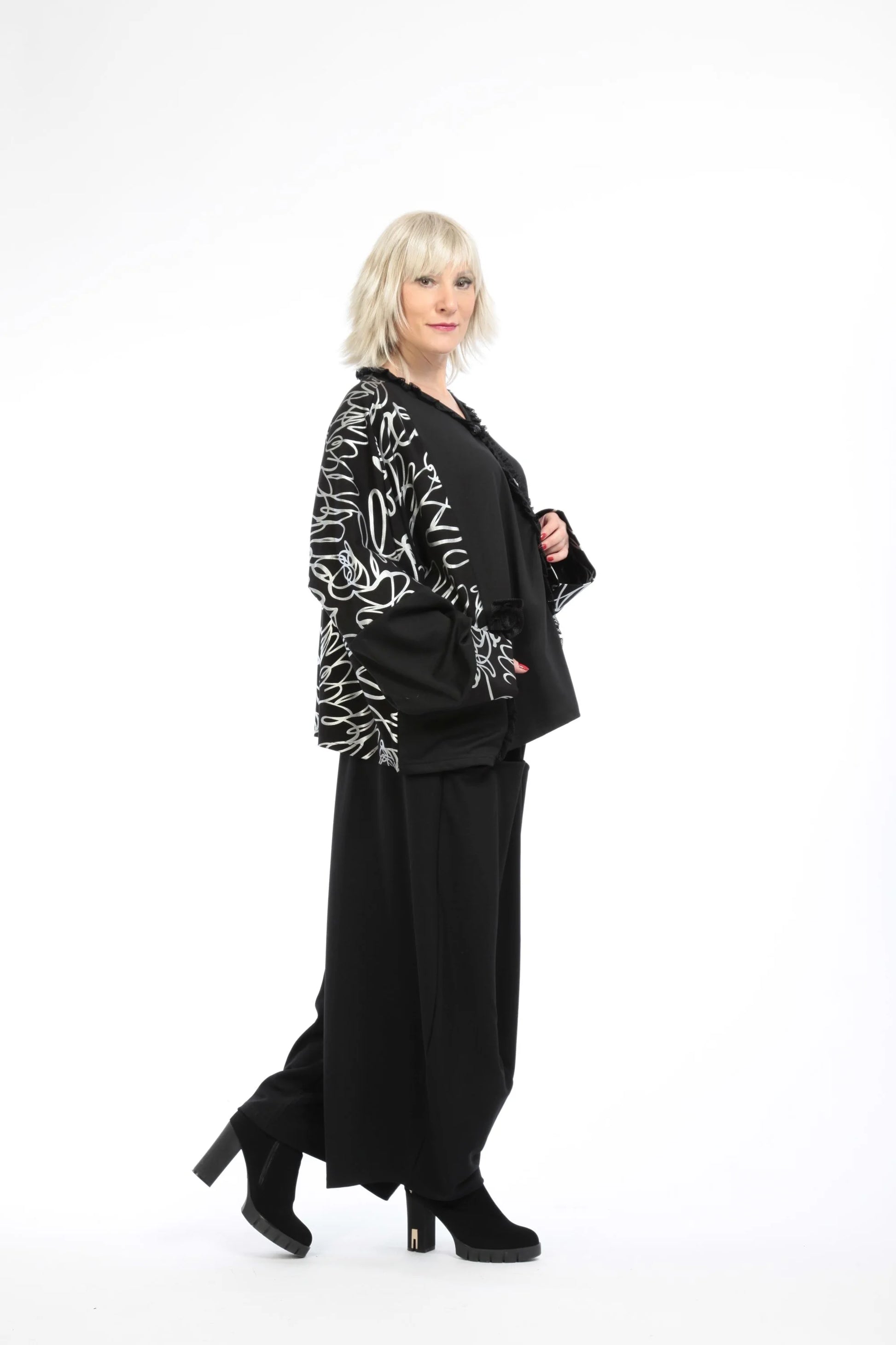  Oversize Jacke im Pinselstrich-Print in Schwarz-Silber mit V-Ausschnitt und eleganten Details