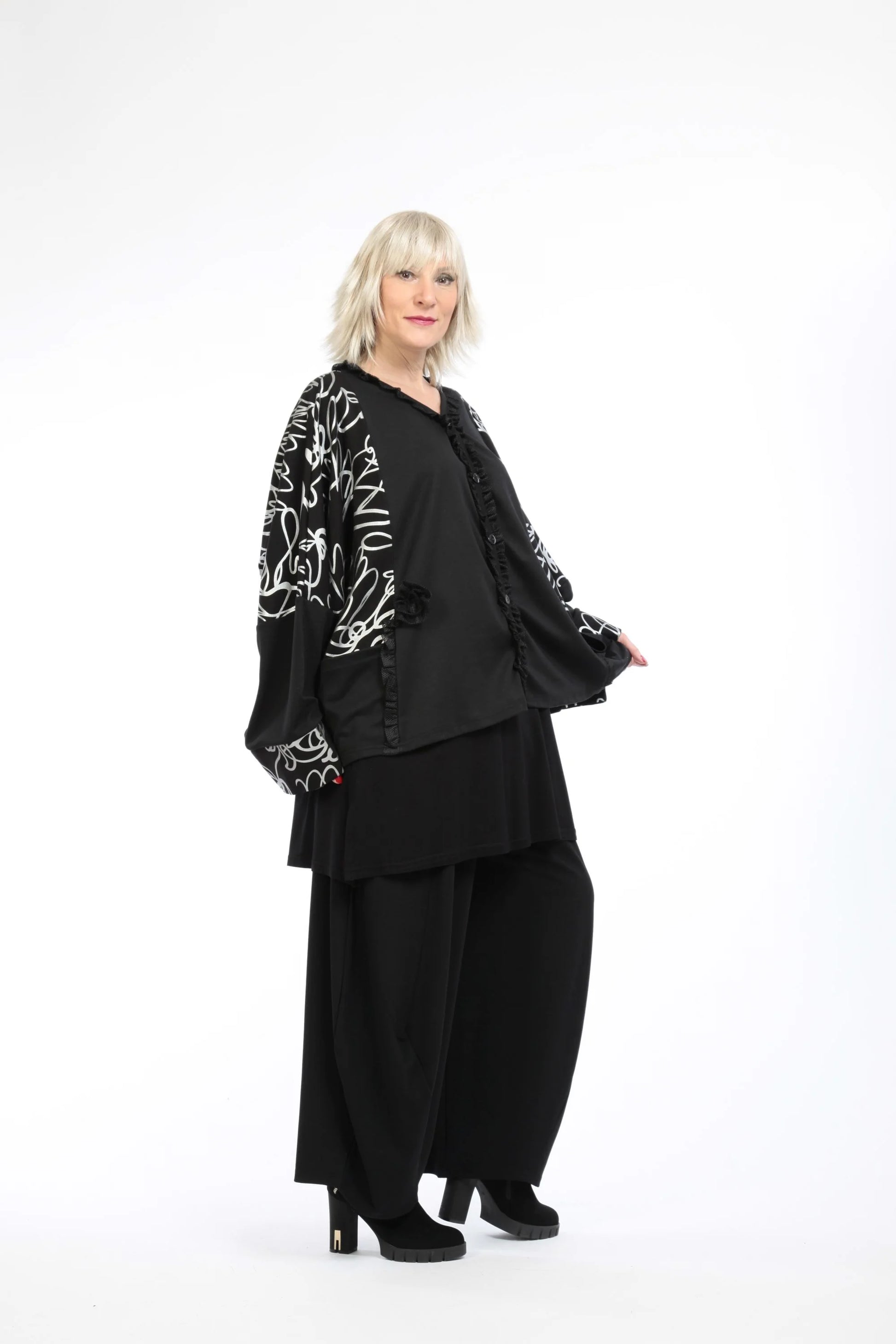  Oversize Jacke im Pinselstrich-Print in Schwarz-Silber mit V-Ausschnitt und eleganten Details