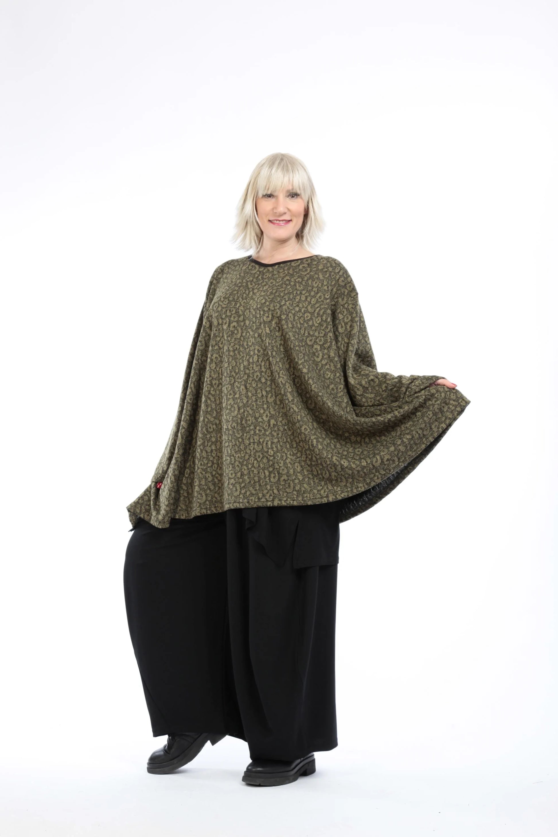  A-Form Shirt in elegantem Oliv mit Leopardenmuster und Rollkragen für Oversize-Look