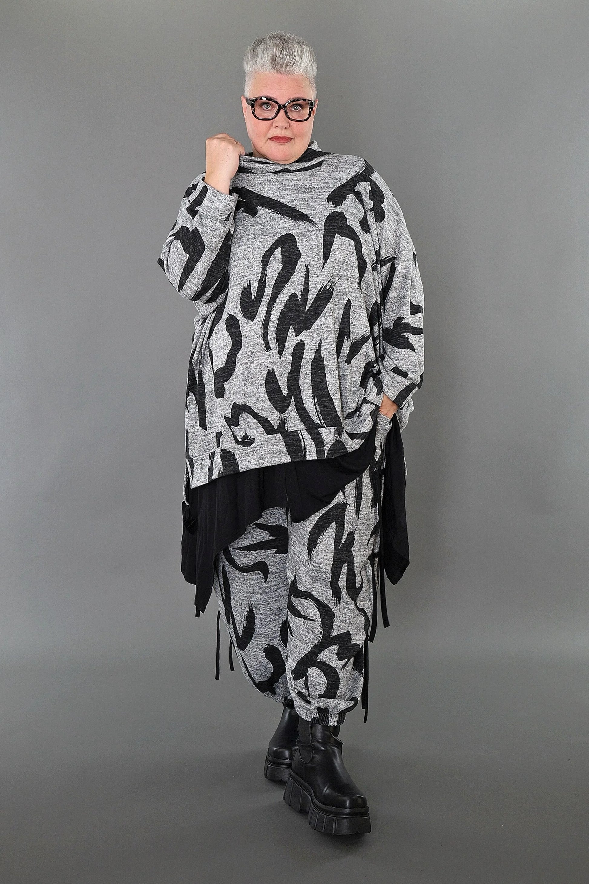  A-Form Bigshirt von AKH Premium aus Materialmix, P1006.7124, Grau/Dunkelgrau, Pinselstrich