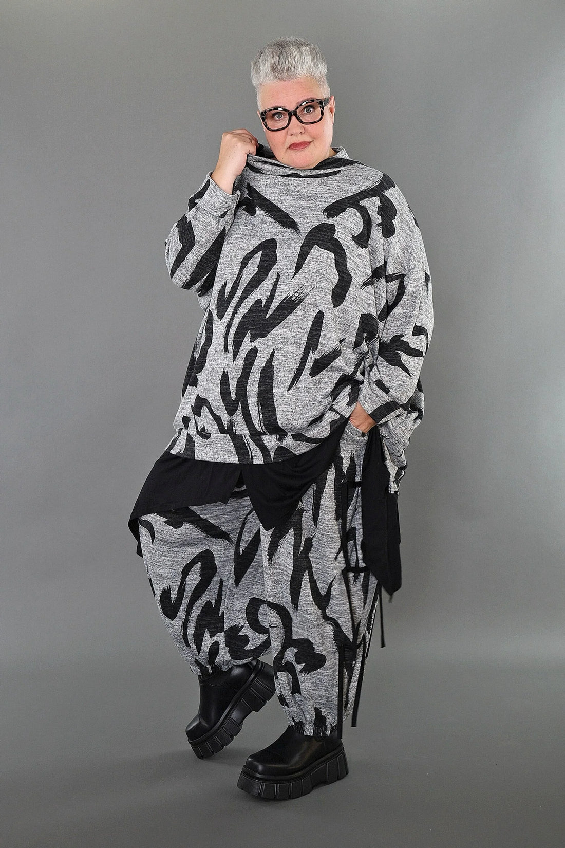  A-Form Bigshirt von AKH Premium aus Materialmix, P1006.7124, Grau/Dunkelgrau, Pinselstrich