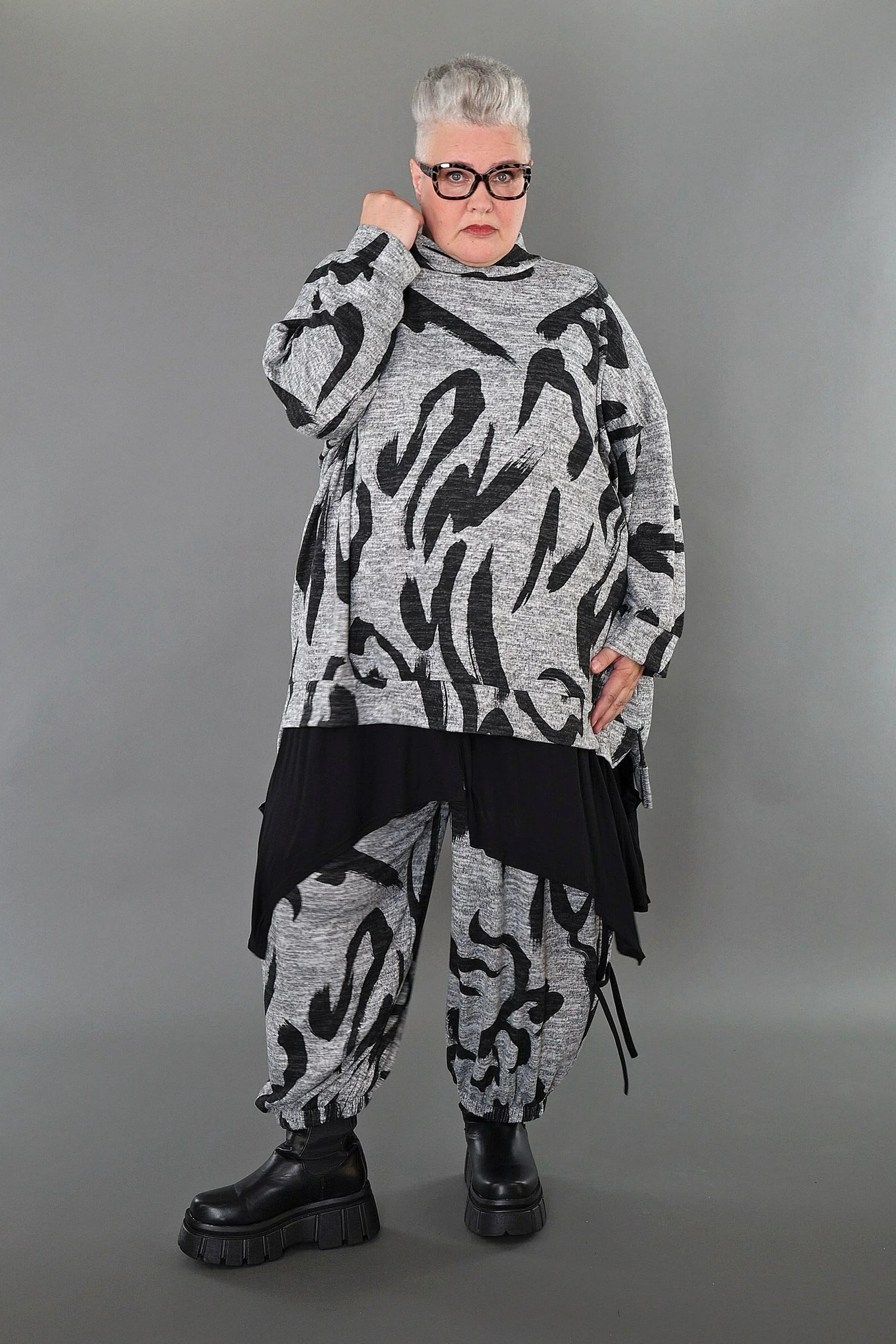  A-Form Bigshirt von AKH Premium aus Materialmix, P1006.7124, Grau/Dunkelgrau, Pinselstrich