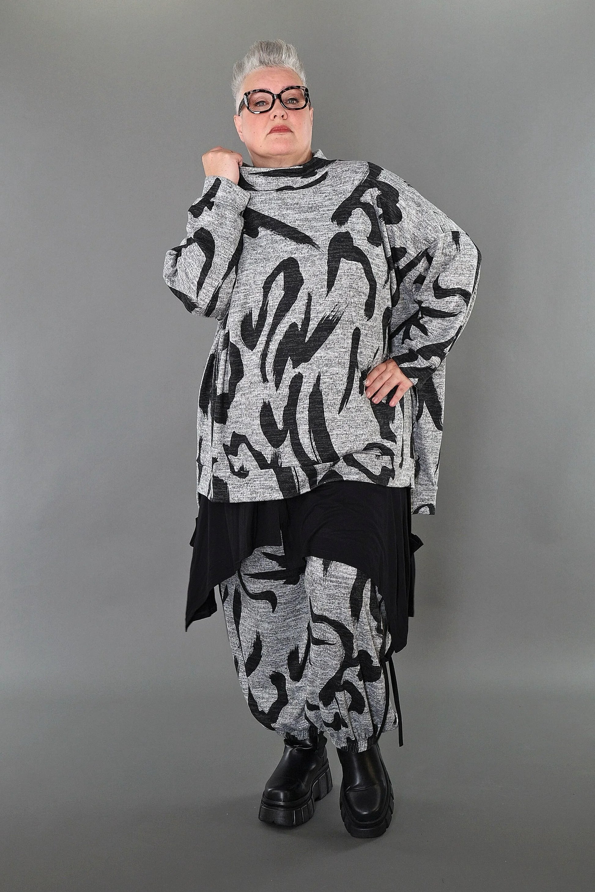  A-Form Bigshirt von AKH Premium aus Materialmix, P1006.7124, Grau/Dunkelgrau, Pinselstrich