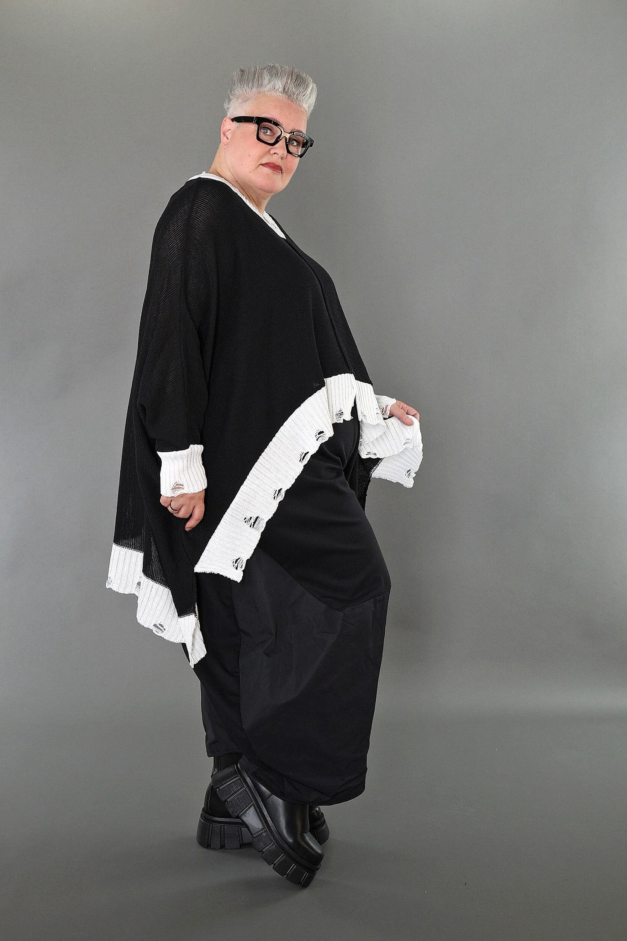  AKH Premium Bigshirt in Vokuhila-Form, aus Baumwolle, P1007.2518, Schwarz/Weiß, Ausgefallen