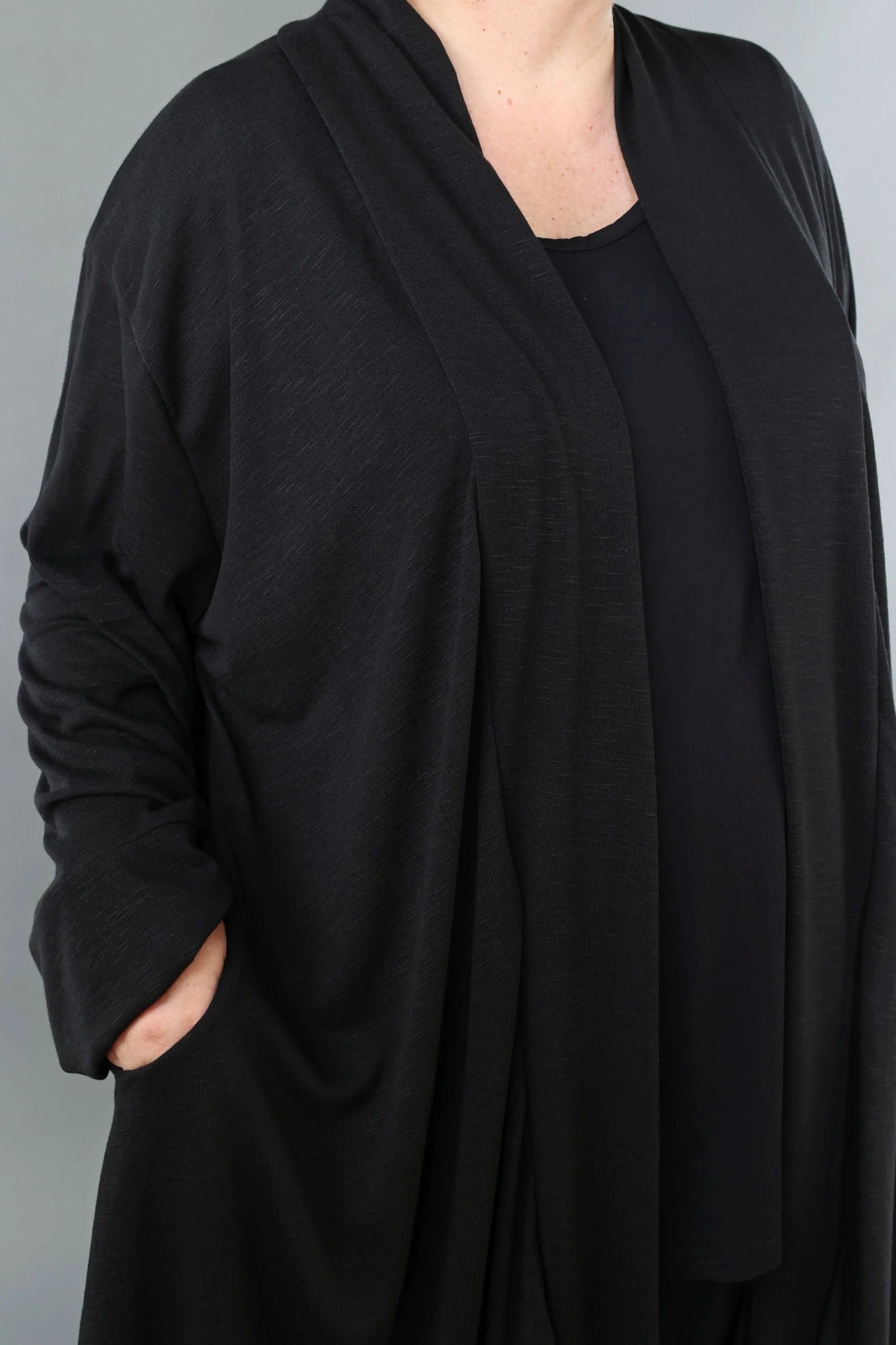  A-Form Cardigan von AKH Premium aus Viskose, P1008.7041, Schwarz, Ausgefallen, Zeitlos