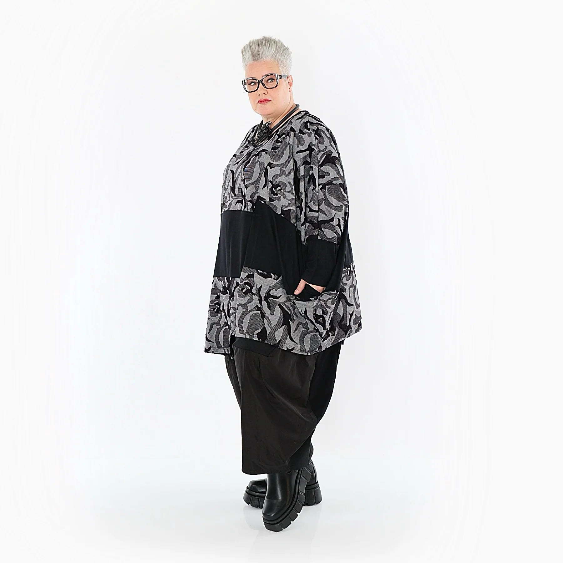 AKH Premium Bigshirt in asymmetrischer Form, aus Viskose, P1012.7143, Grau/Schwarz, Wellen