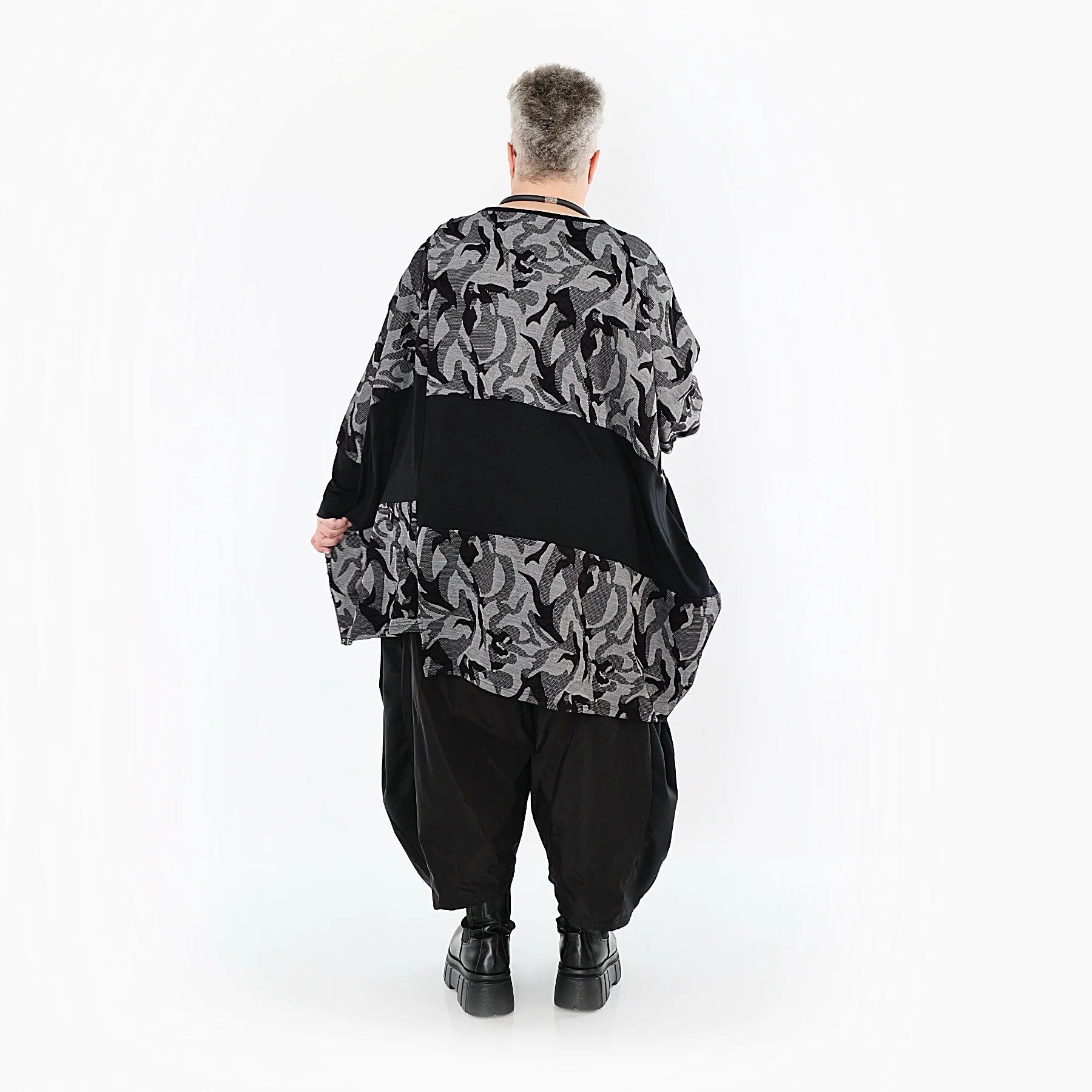 AKH Premium Bigshirt in asymmetrischer Form, aus Viskose, P1012.7143, Grau/Schwarz, Wellen
