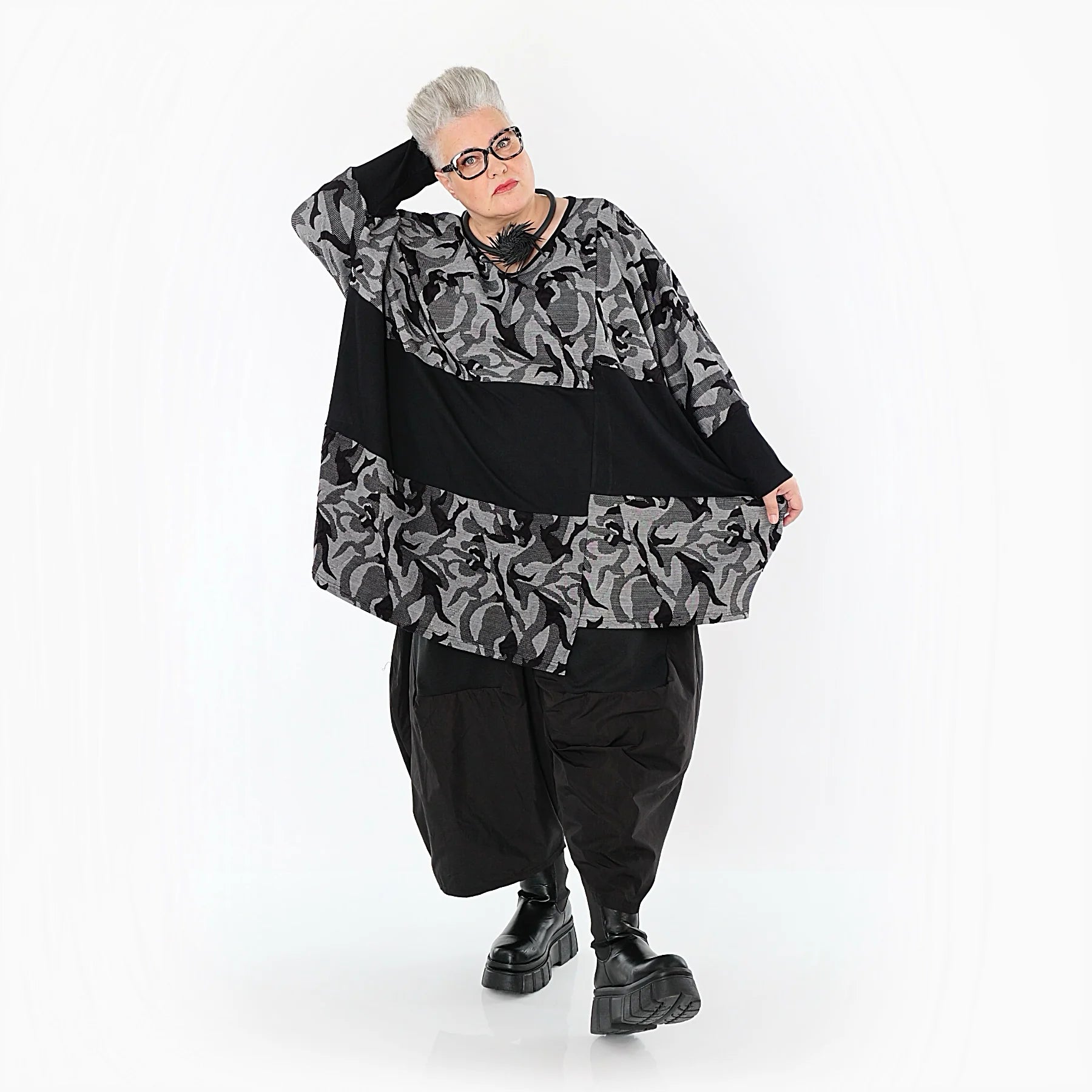 AKH Premium Bigshirt in asymmetrischer Form, aus Viskose, P1012.7143, Grau/Schwarz, Wellen