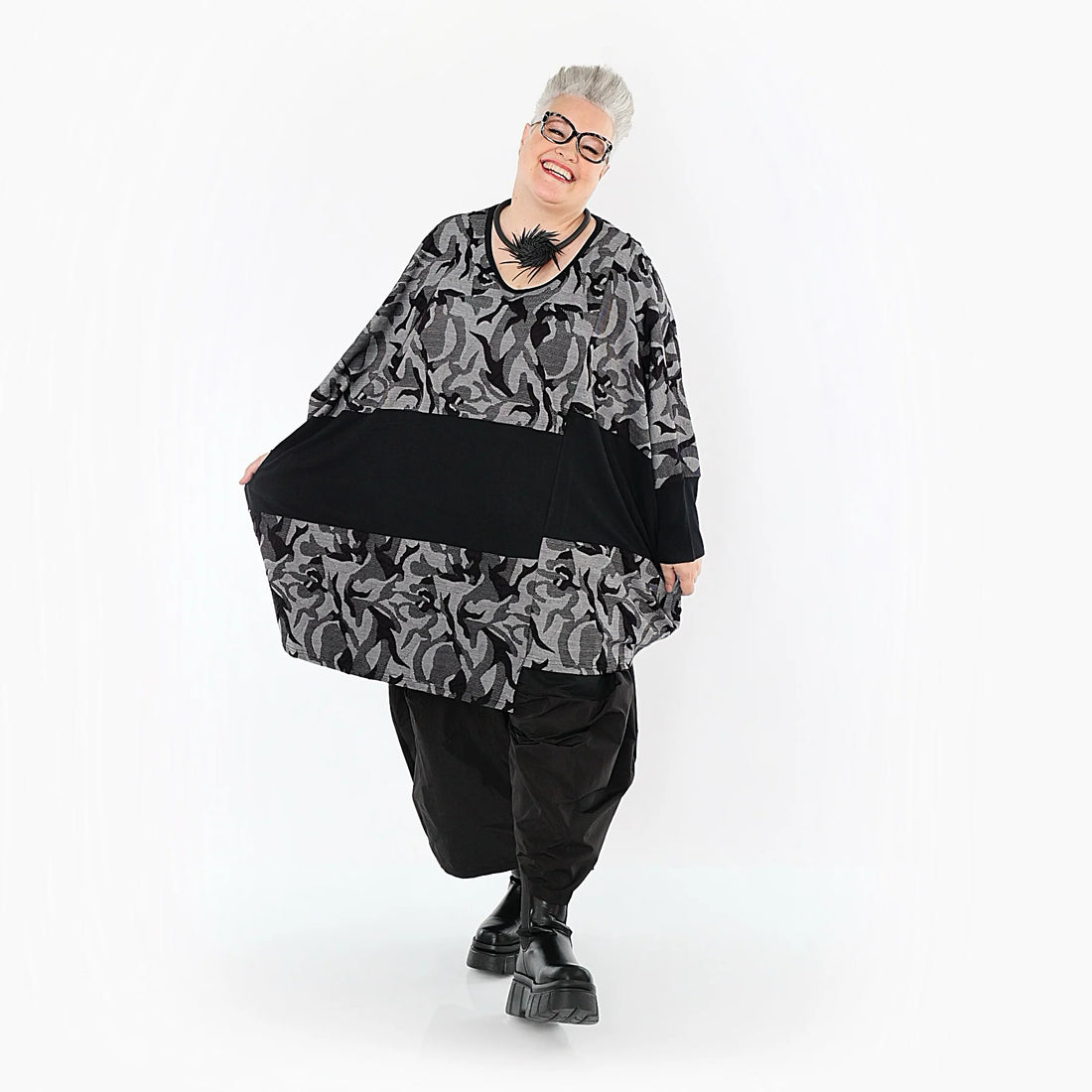 AKH Premium Bigshirt in asymmetrischer Form, aus Viskose, P1012.7143, Grau/Schwarz, Wellen