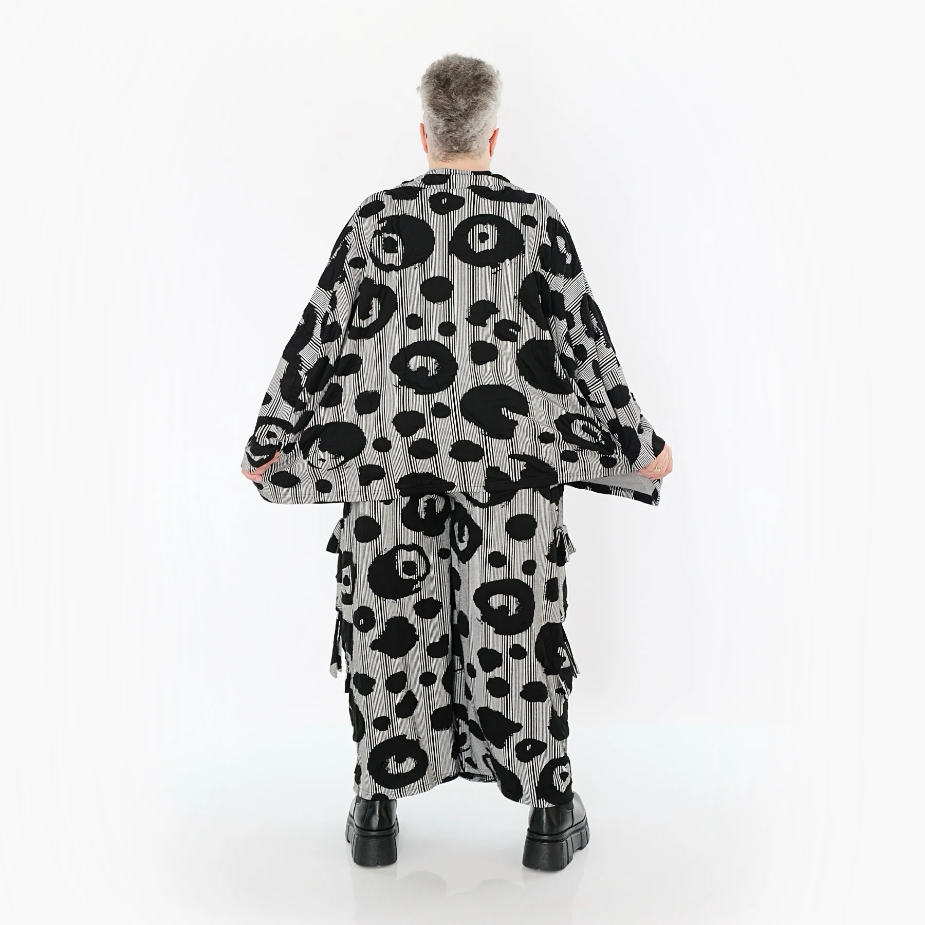  AKH Premium Jacke in kastiger Form, aus Viskose, P1013.7104, Schwarz/Weiß, Streifen