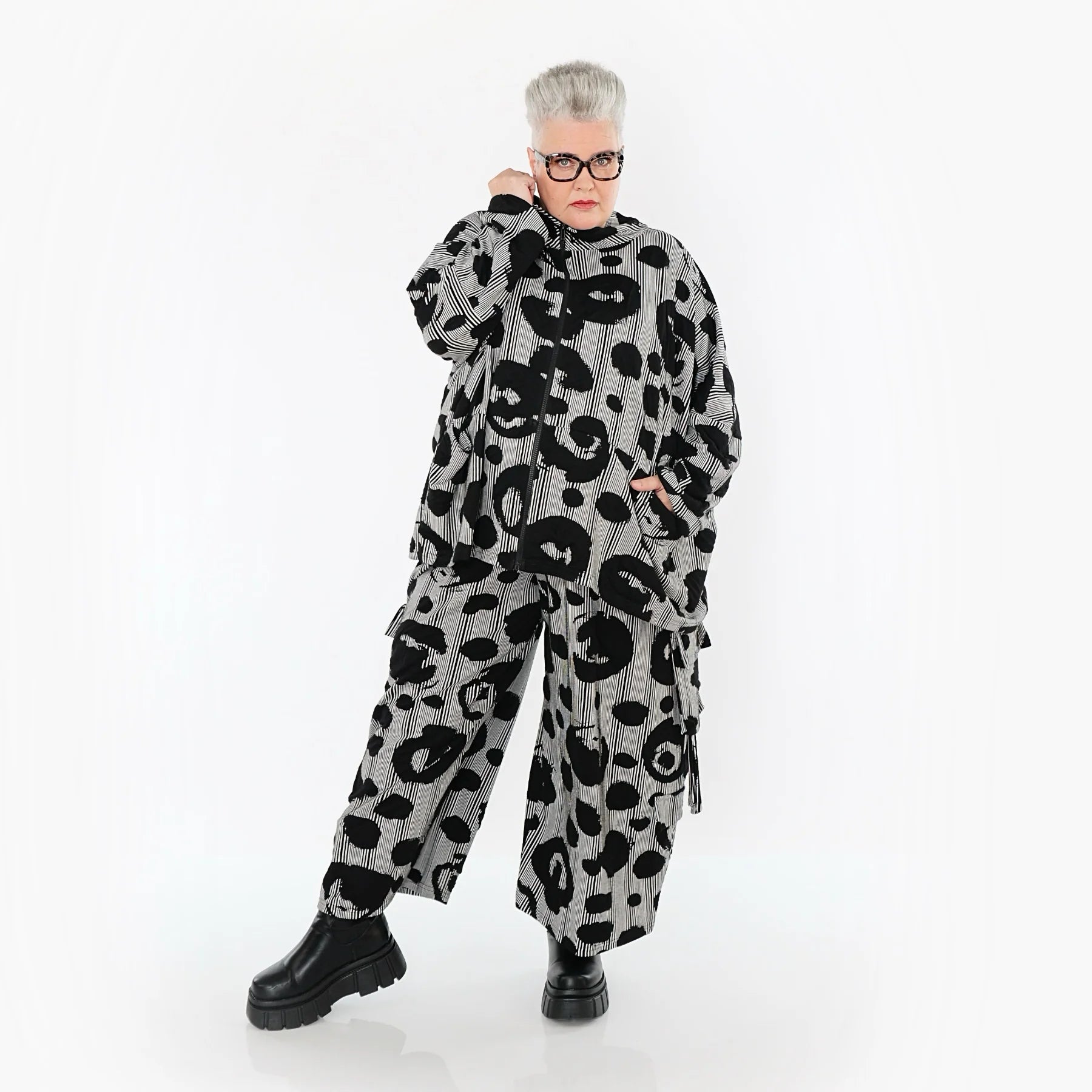  AKH Premium Jacke in kastiger Form, aus Viskose, P1013.7104, Schwarz/Weiß, Streifen