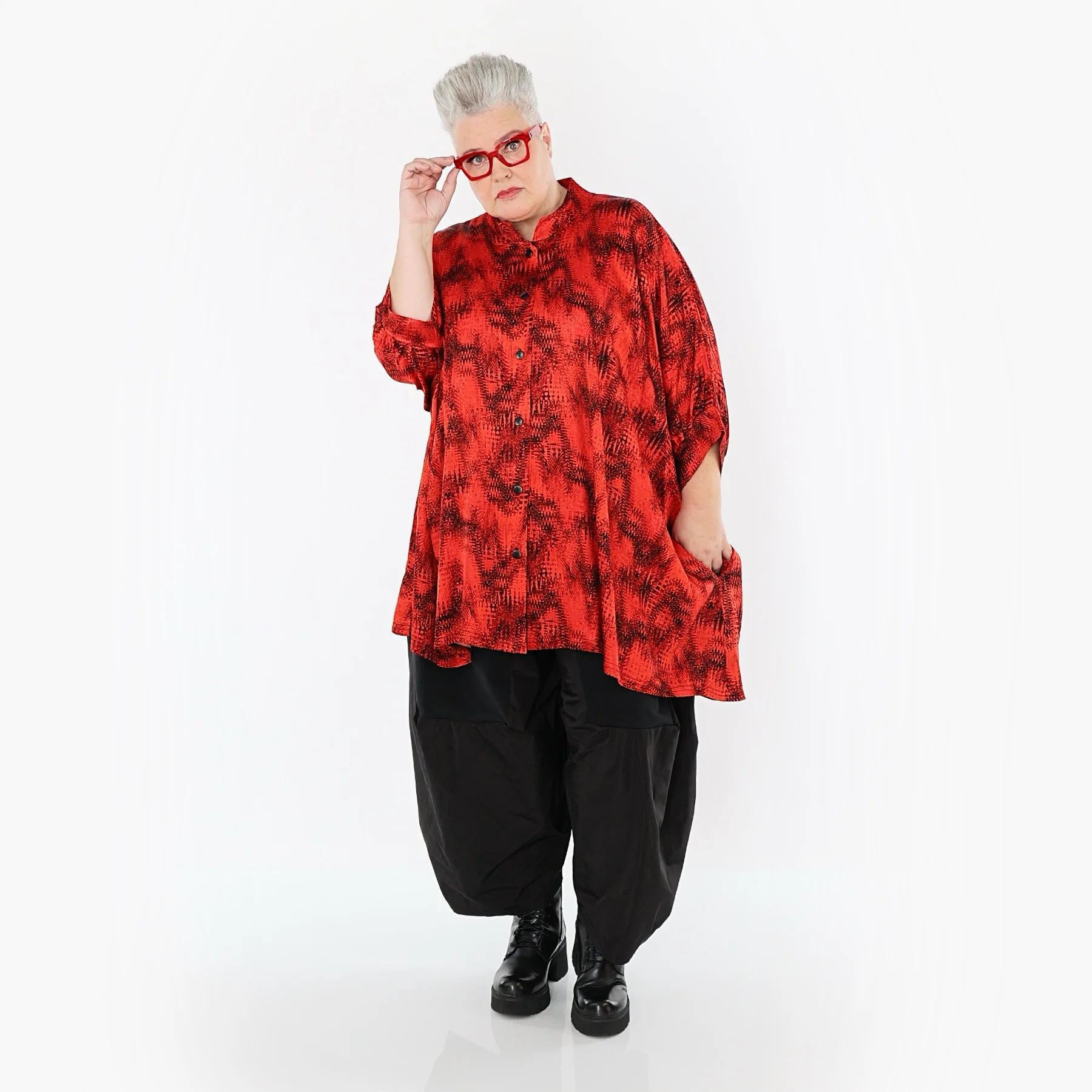  AKH Premium Bluse in kastiger Form, aus Viskose, P1015.7116, Rot/Schwarz, Grafik, Schick