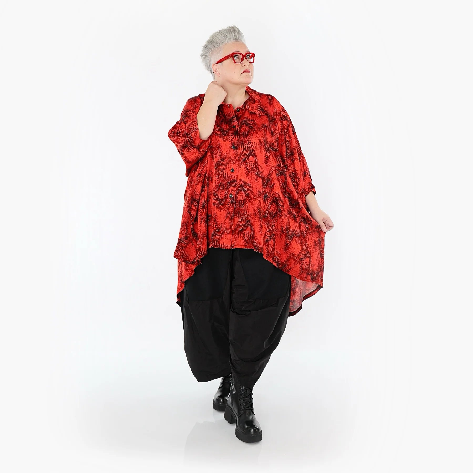  AKH Premium Bluse in Vokuhila-Form, aus Viskose, P1015.7146, Rot/Schwarz, Grafik, Schick