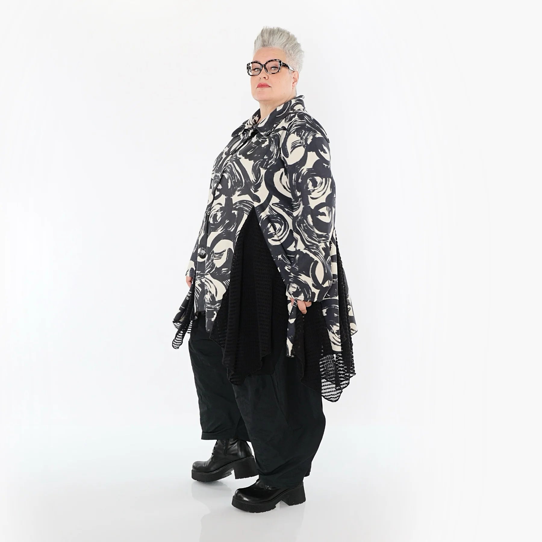  AKH Premium Jacke in Glocken-Form, aus Polyester, P1016.7148, Ecru/Schwarz, Pinselstrich