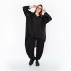  AKH Premium Bluse in Vokuhila-Form, aus Polyester, P1017.7149, Schwarz, Streifen, Schick
