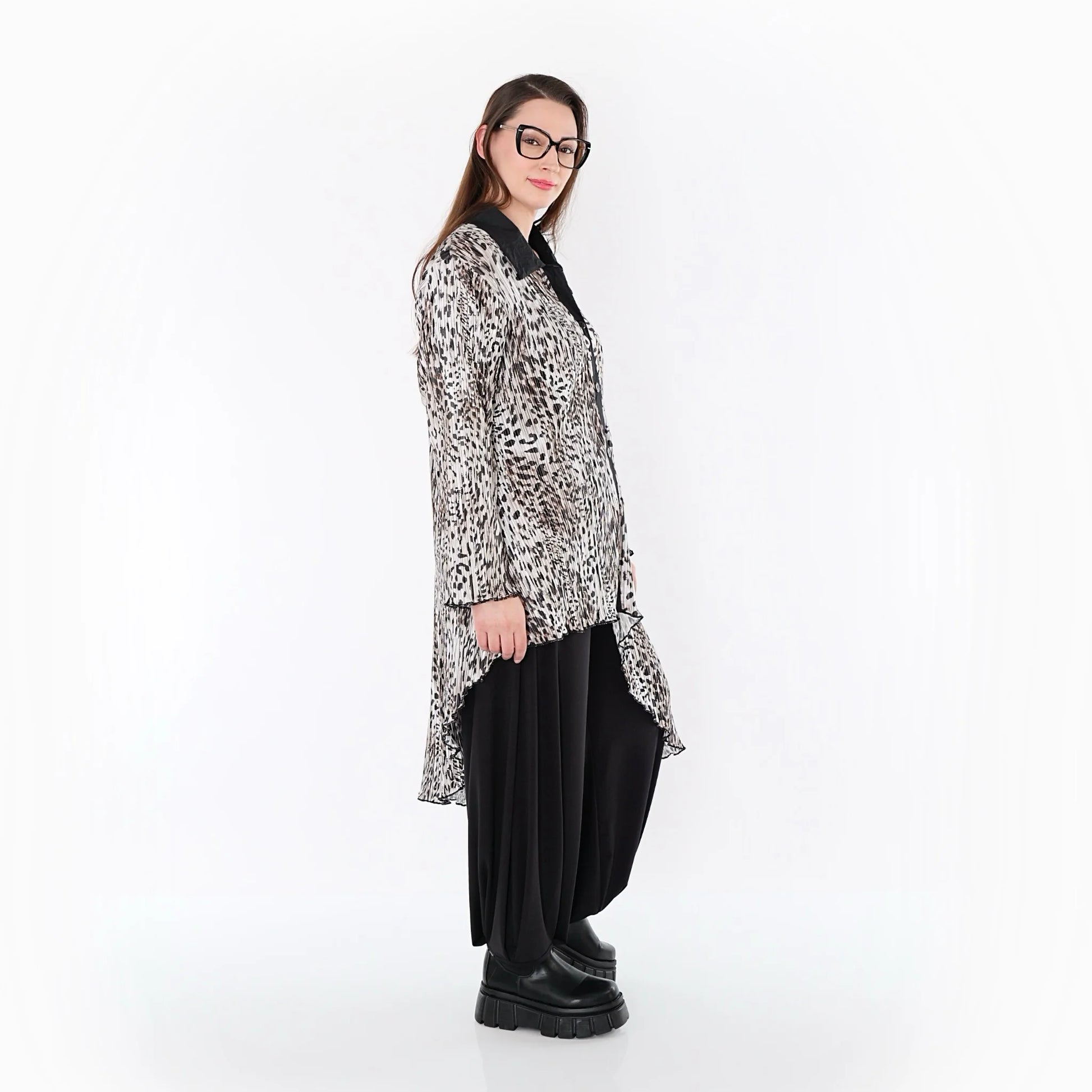  AKH Premium Bluse in Vokuhila-Form, aus Polyester, P1018.7149, Ecru/Braun/Schwarz, Schick