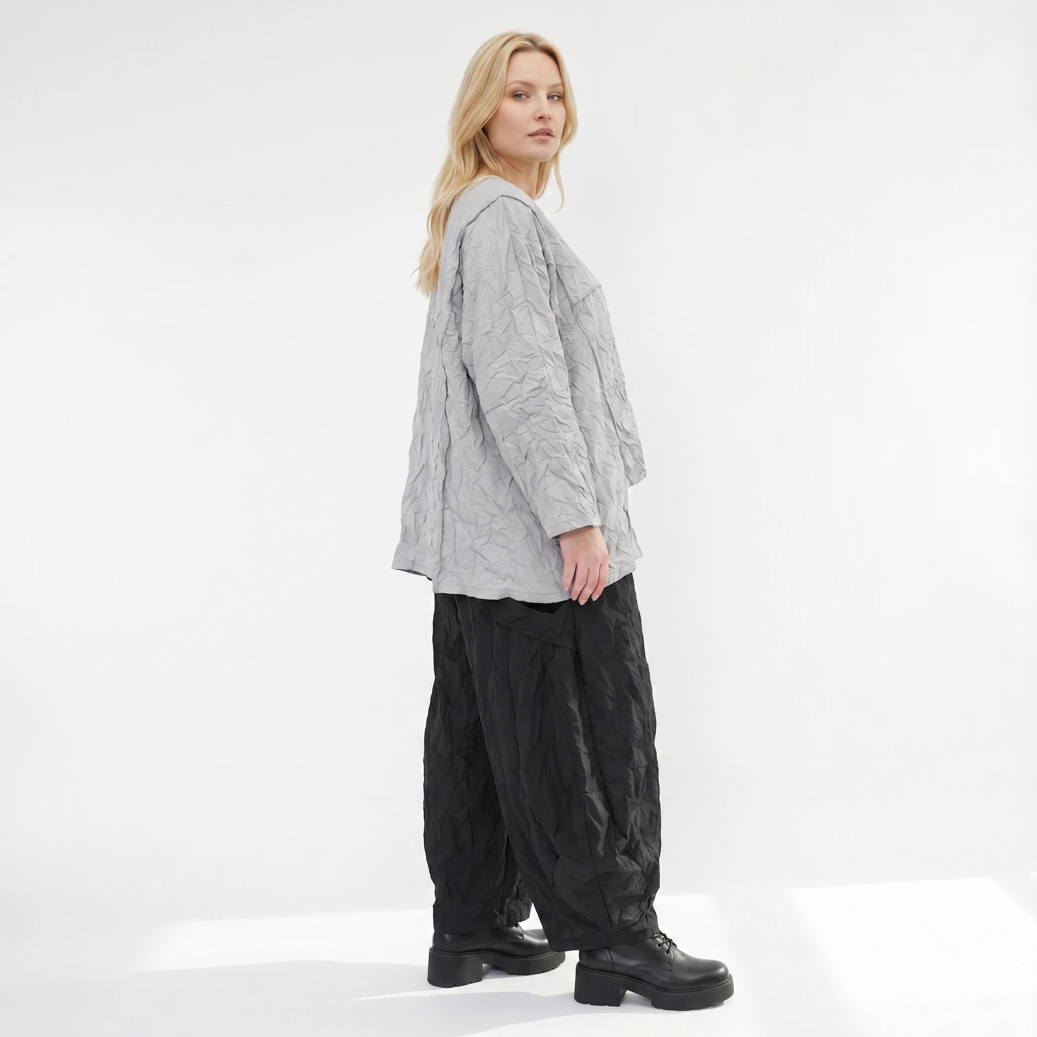 Stilvolles Oversize Shirt im angesagten Lagenlook aus luftiger Popeline mit Crash Struktur, Grau