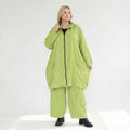 Luftige Oversize Jacke im ausgefallenen Ballonstil mit crash Popeline und legerem Lagenlook, Apfelgrün