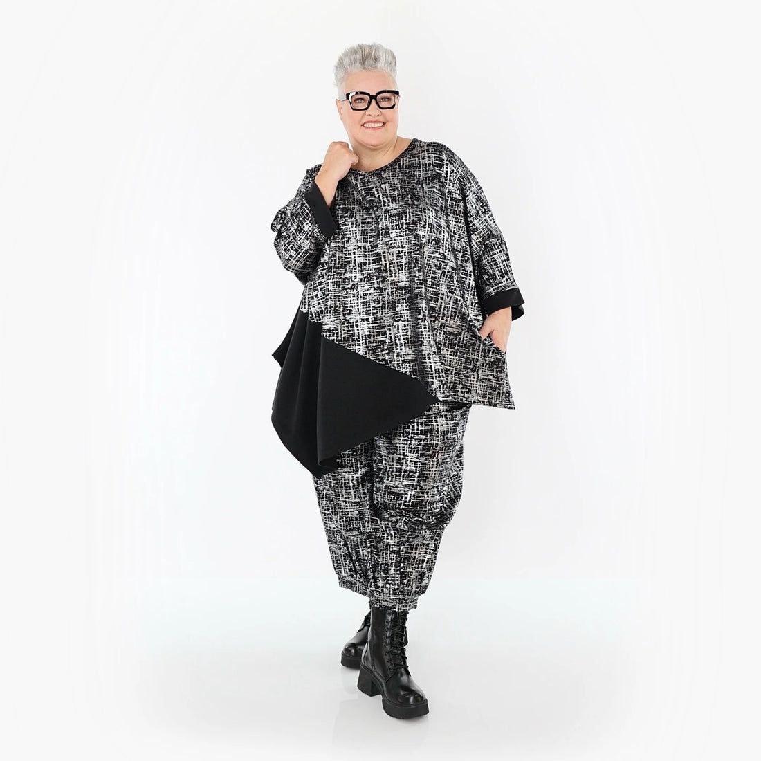  AKH Premium Bigshirt in asymmetrischer Form, aus Viskose, P107159, Schwarz/Silber, Schick