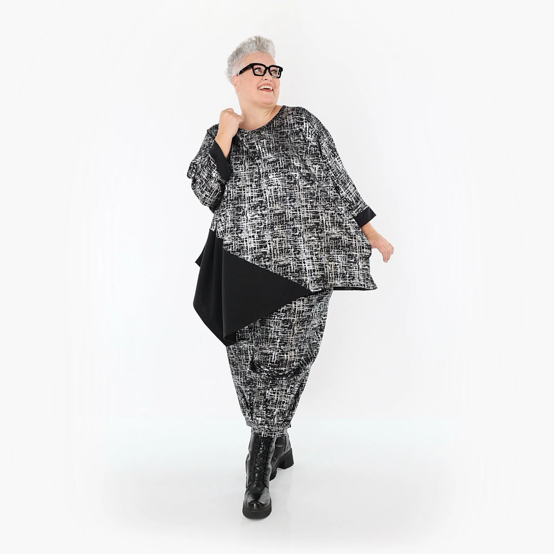  AKH Premium Bigshirt in asymmetrischer Form, aus Viskose, P107159, Schwarz/Silber, Schick