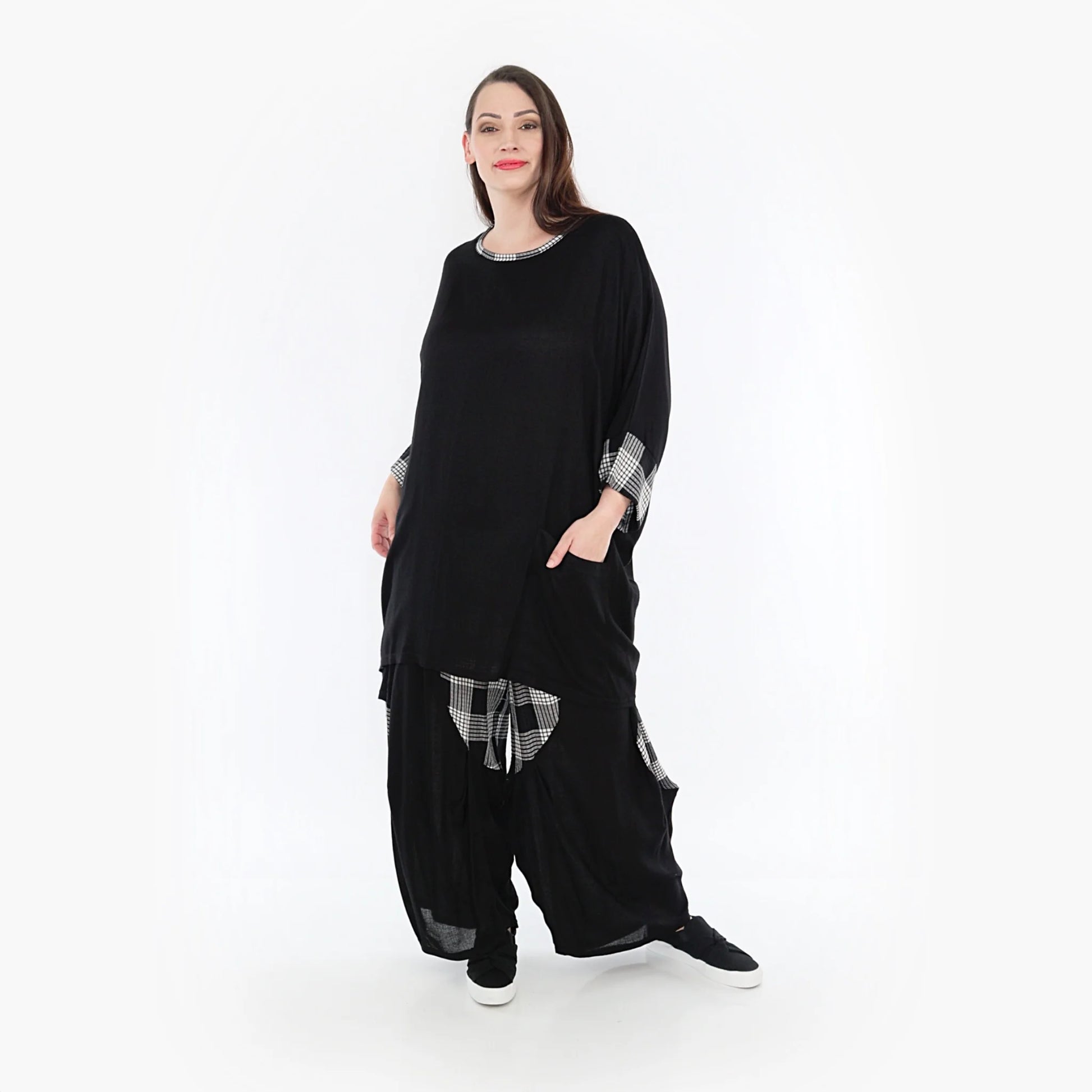  Kastiges Oversize-Shirt in lässigem Schwarz-Grau-Weiß mit leichten Viskose-Material für Sommerstyle