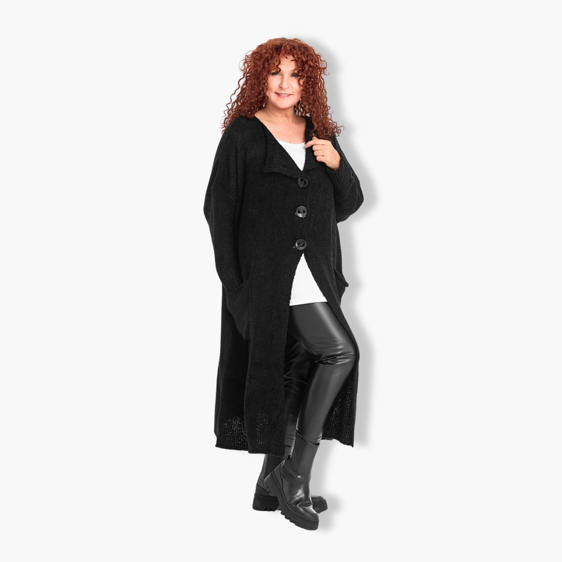  Stilvoller Oversize-Mantel aus weichem Bouclé in elegantem Schwarz für trendige Curvy-Looks