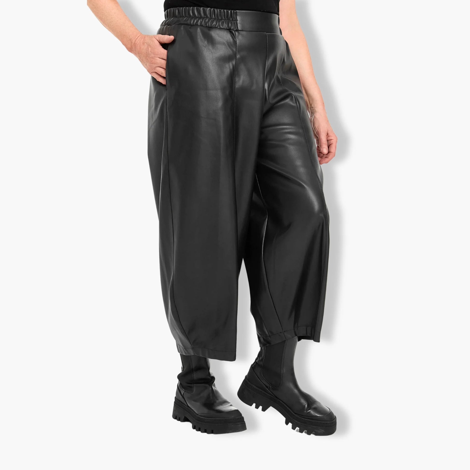  Stylische schwarze Ballonhose aus Viskose in 7/8 Länge für curvy Größen im Lagenlook