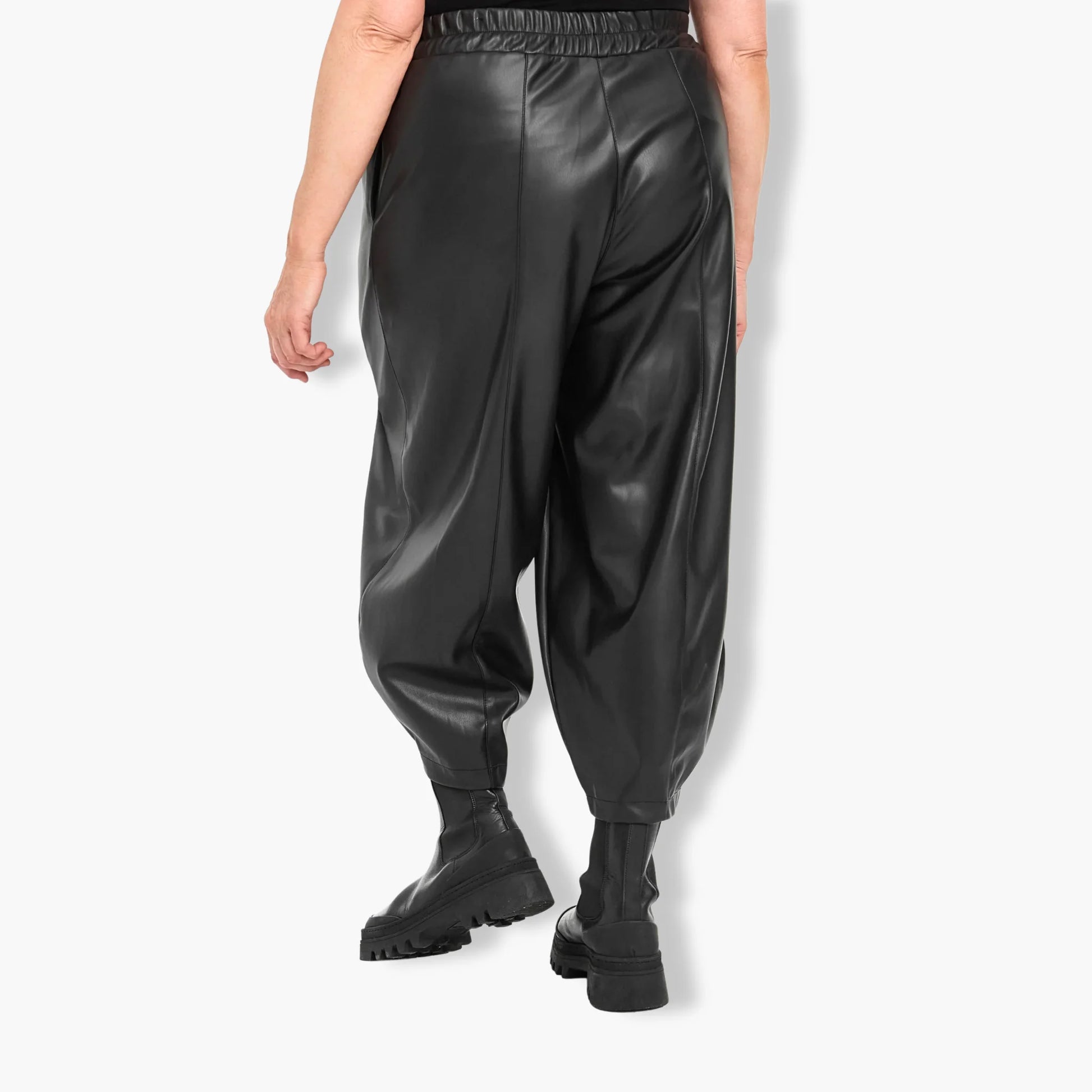  Stylische schwarze Ballonhose aus Viskose in 7/8 Länge für curvy Größen im Lagenlook