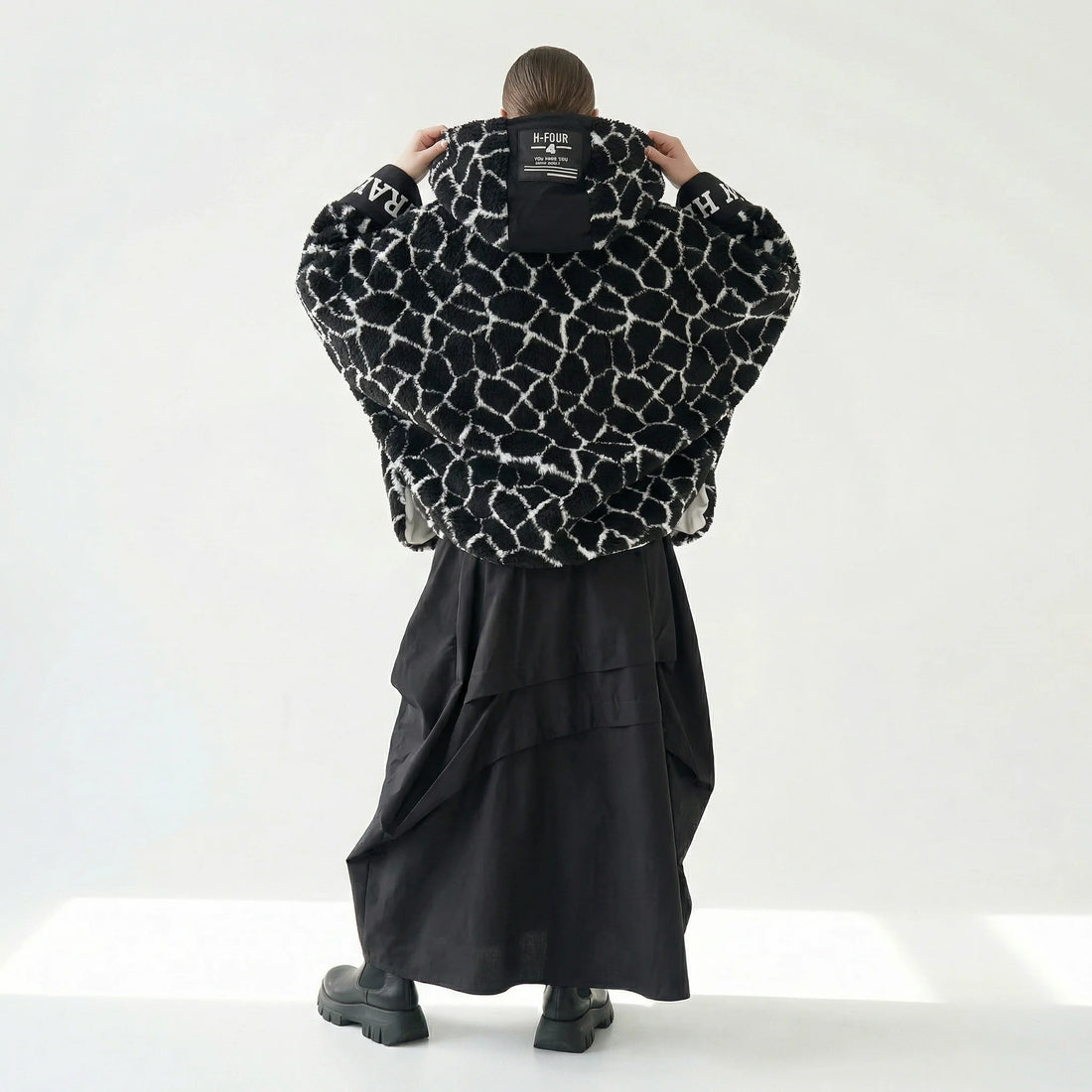  H4 Fashion Jacke in gerader Form, aus Polyamid, 2368, Schwarz, Animal, Ausgefallen, Schick