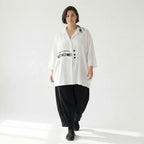 Leichte Oversize-Bluse in Weiß aus Slinky-Material – luftig, glatt & halbdurchsichtig | Modeare