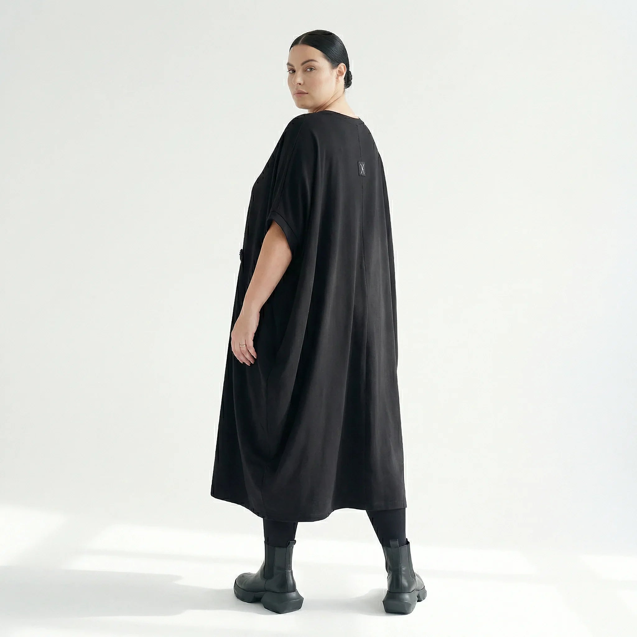 Kleid Damen Maxlive Schwarz Oversize asymmetrisch mit Blütendetails EU 38 bis 62 – Avantgarde-Look
