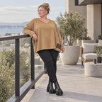 Langarmshirt in Camel aus weichem Stretchjersey mit V-Ausschnitt und kastiger Silhouette