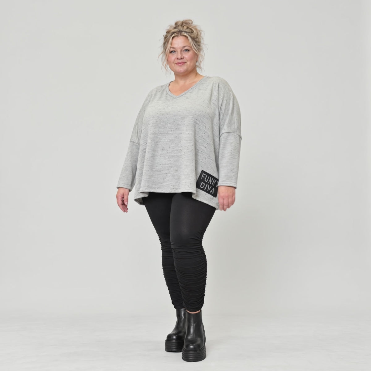 Feinstrickshirt in Grau/Schwarz meliert mit V-Ausschnitt und lässig kastiger Silhouette