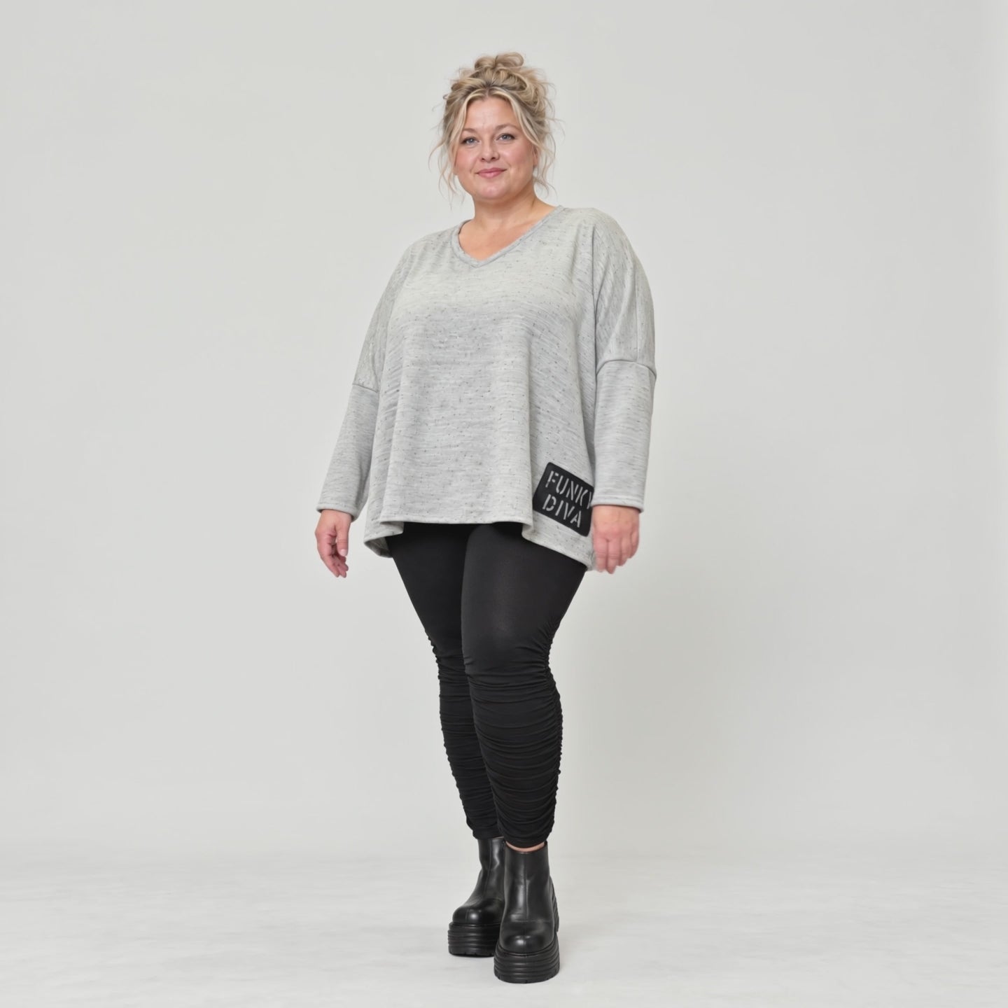 Feinstrickshirt in Grau/Schwarz meliert mit V-Ausschnitt und lässig kastiger Silhouette
