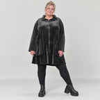 Fleecejacke in Schwarz mit Stehkragen und großen Taschen in Vokuhilalänge mit Stretch